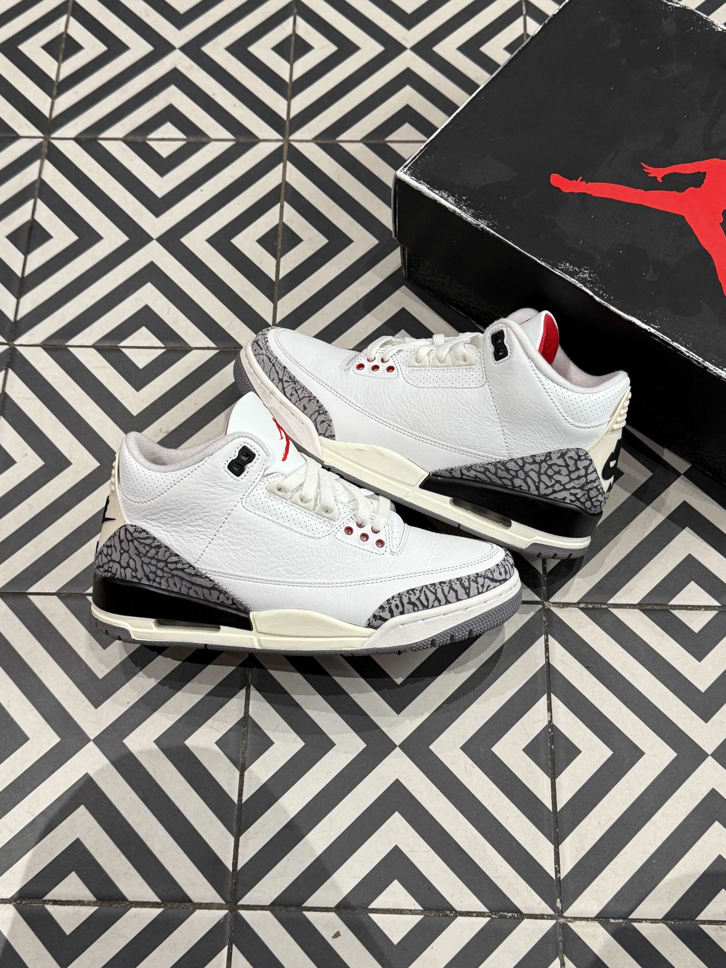 Jordan 3 White Cement Reimagined (Taille 40,5)