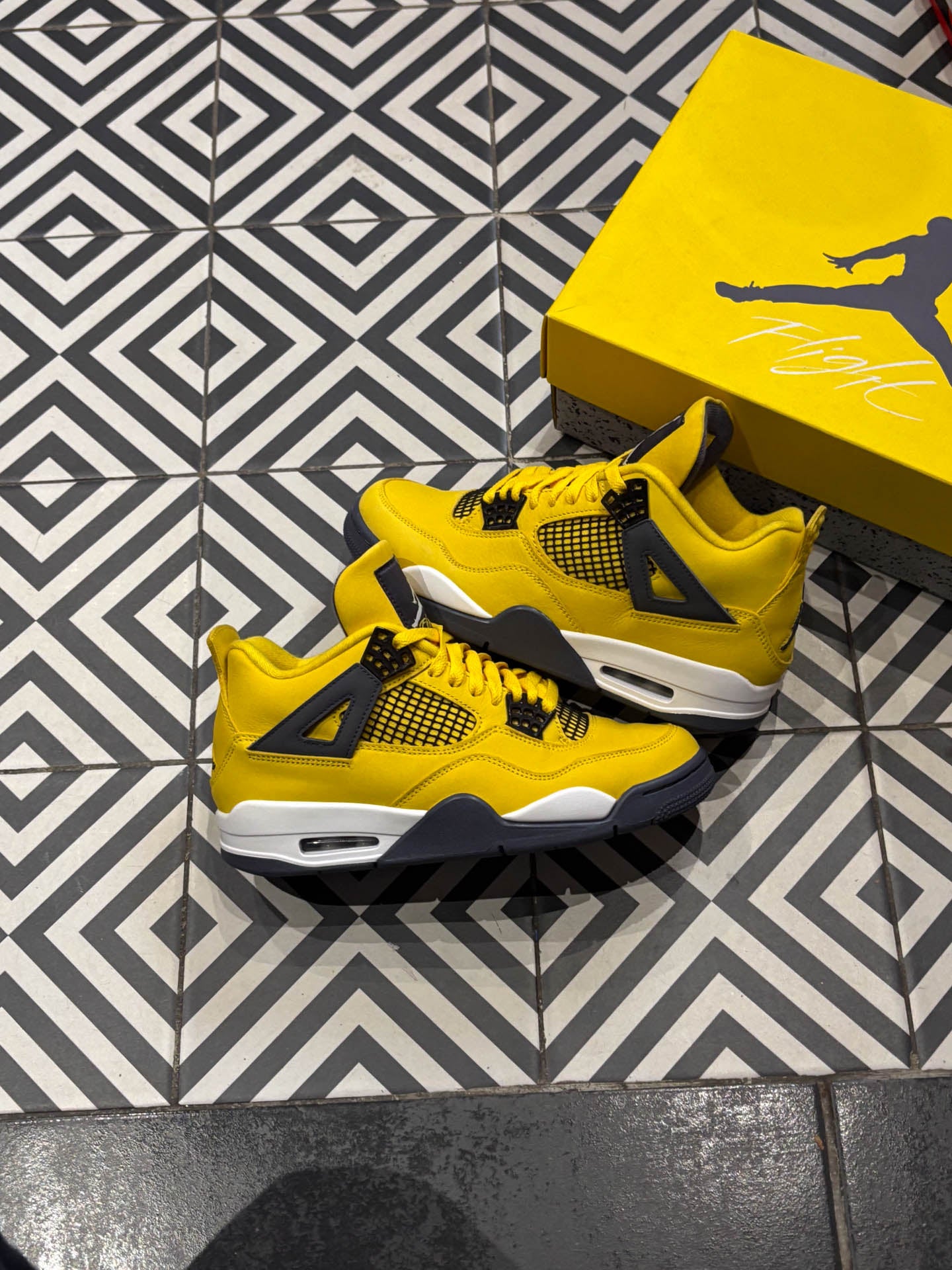 Jordan 4 Lightning (Taille 40,5)