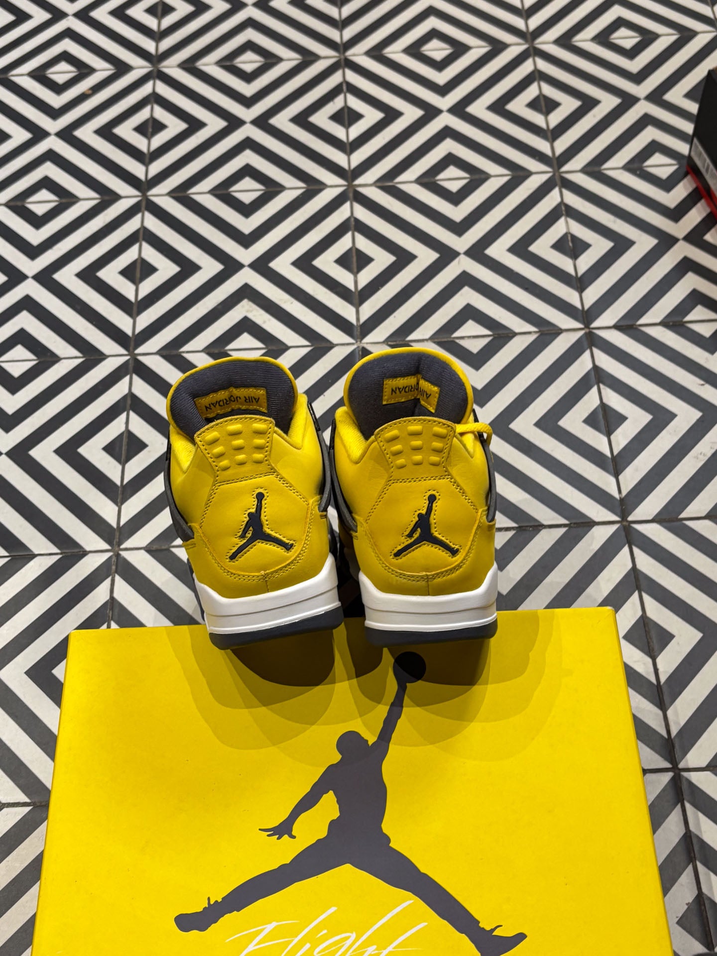 Jordan 4 Lightning (Taille 40,5)