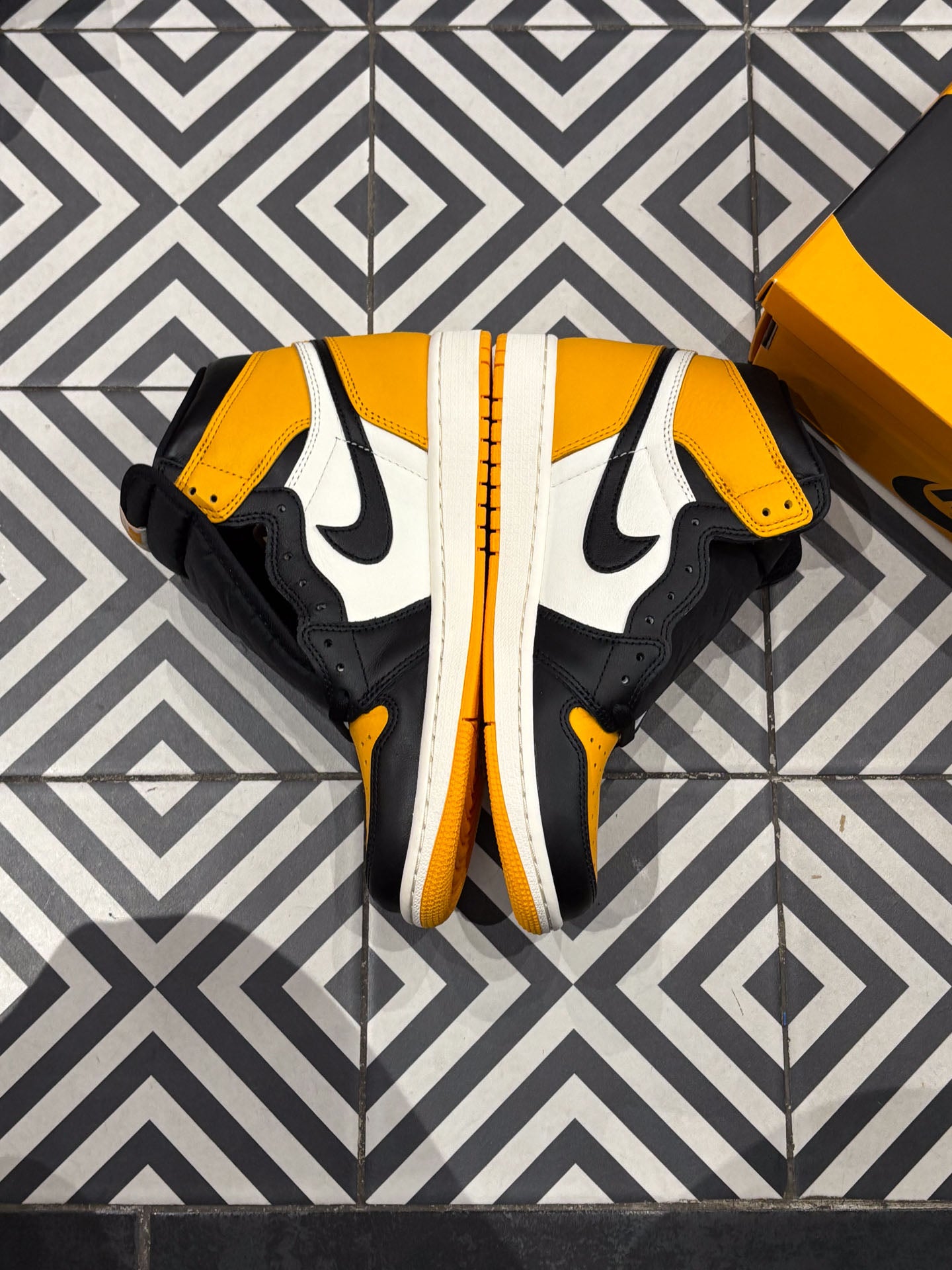 Jordan 1 High Taxi (Taille 42,5)