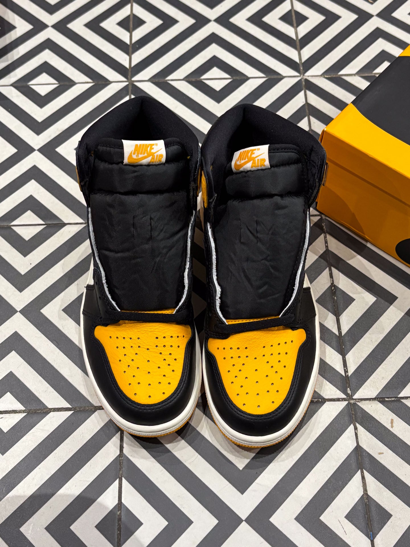 Jordan 1 High Taxi (Taille 42,5)