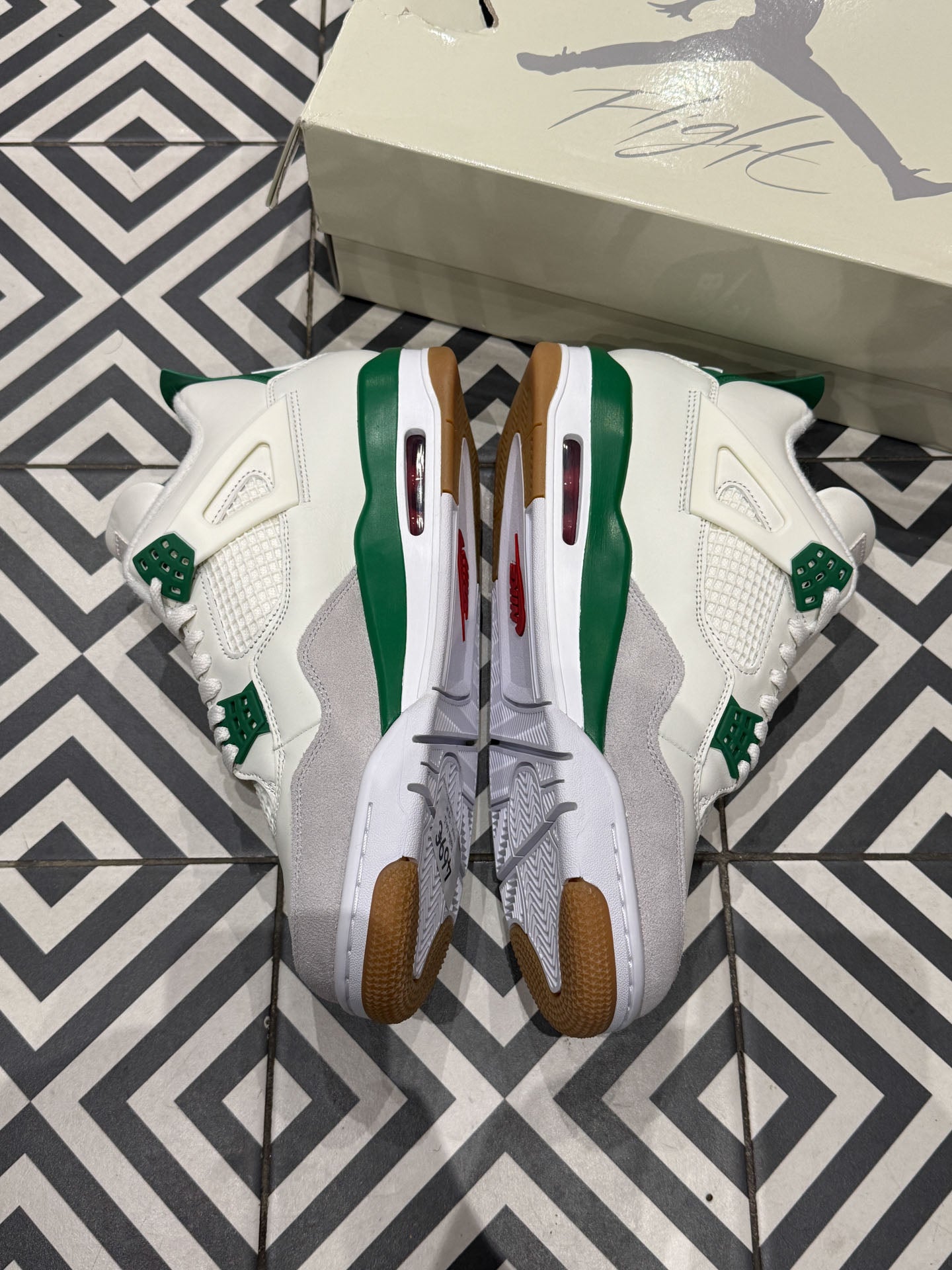 Jordan 4 SB Pine Green (Taille 44,5)