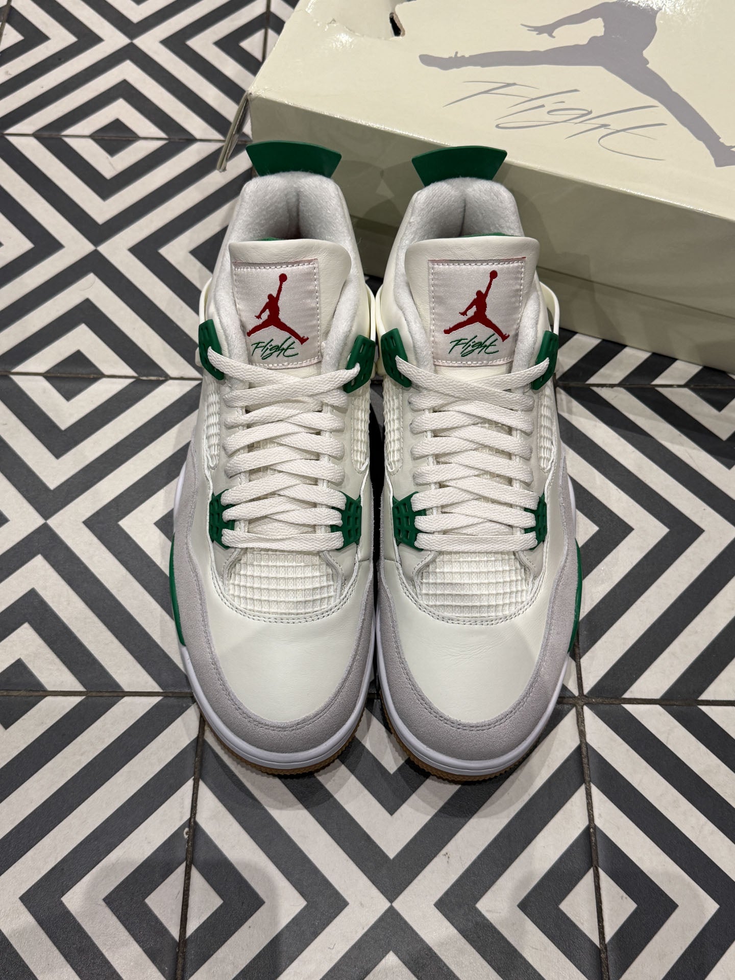 Jordan 4 SB Pine Green (Taille 44,5)