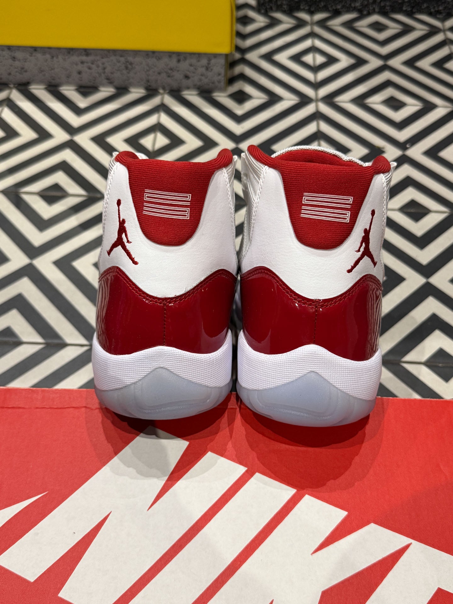 Jordan 11 Cherry (Taille 44)