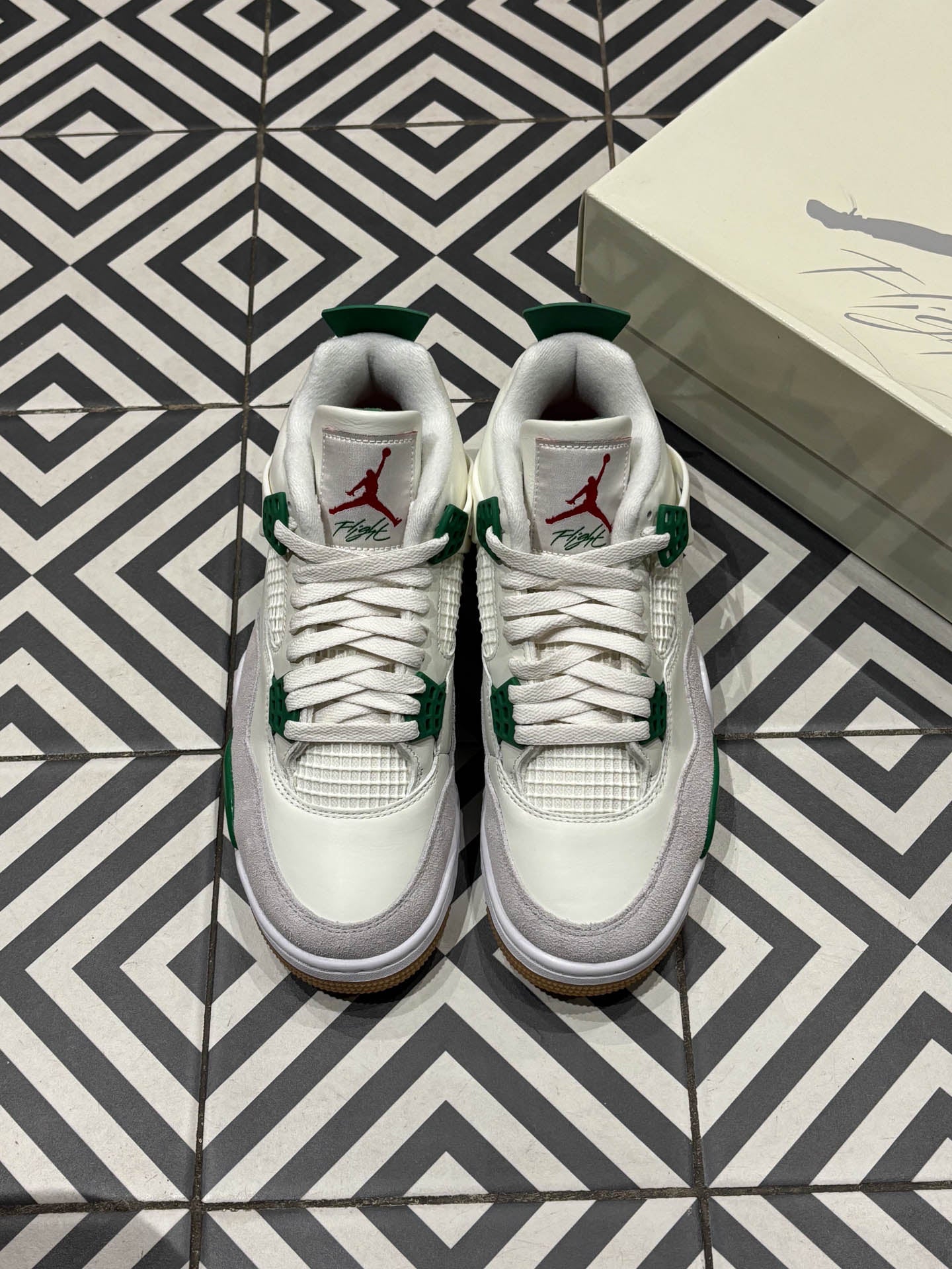 Jordan 4 SB pine Green (Taille 40,5)