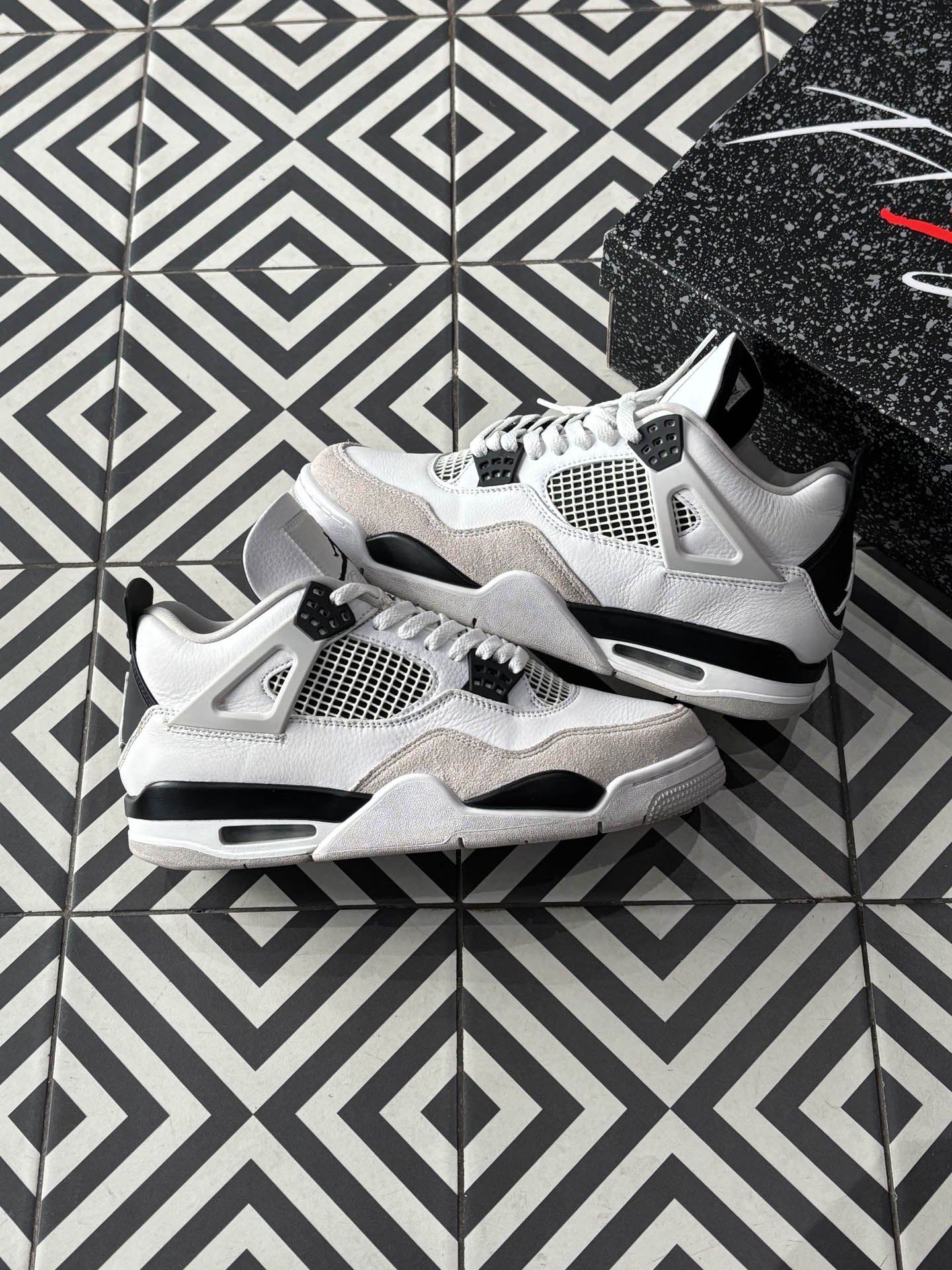 Jordan 4 Military Black (Taille 43)