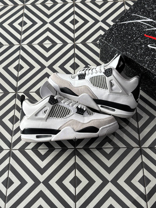 Jordan 4 Military Black (Taille 43)