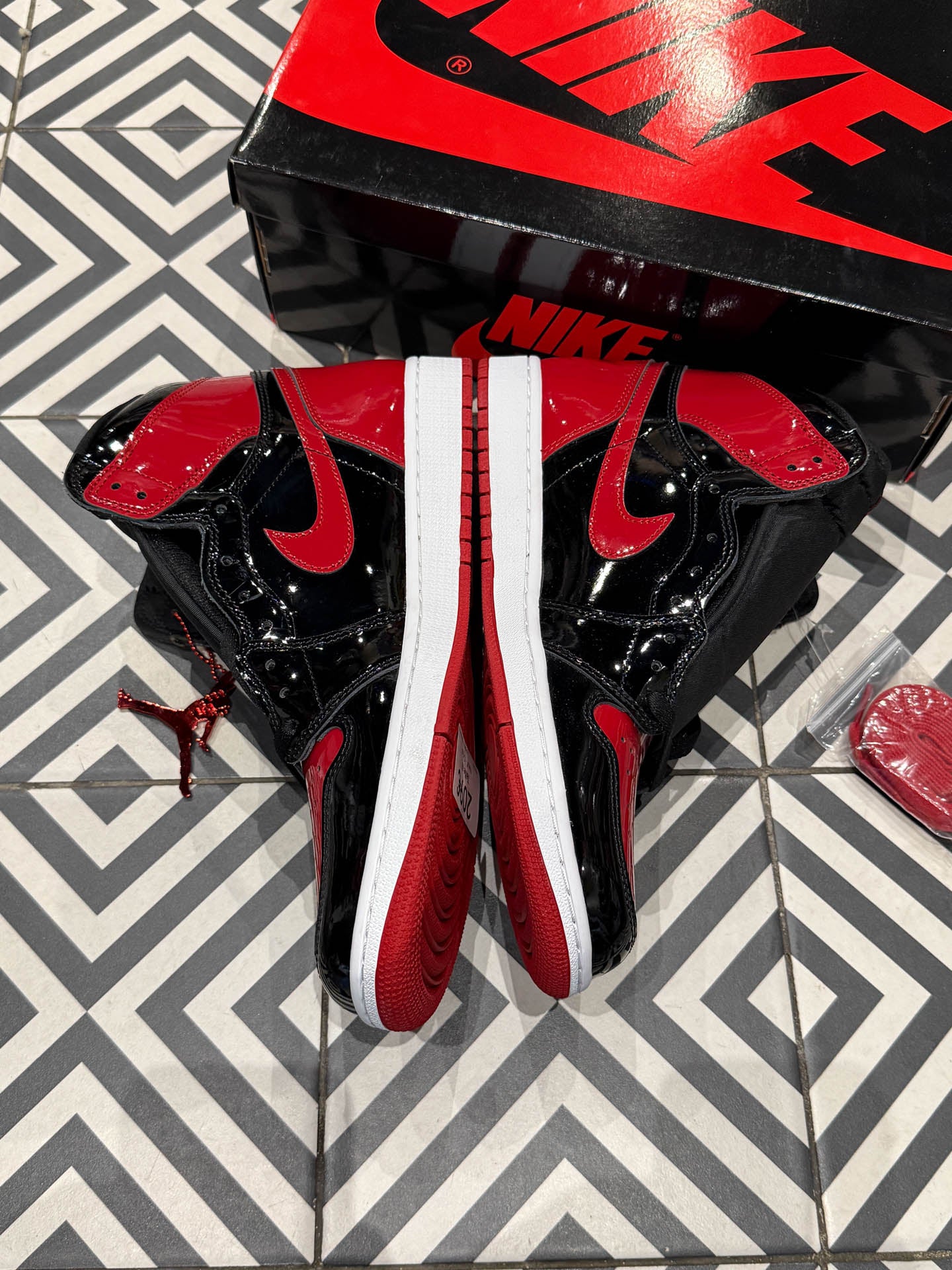 Jordan 1 High Patent Bred (Taille 45)