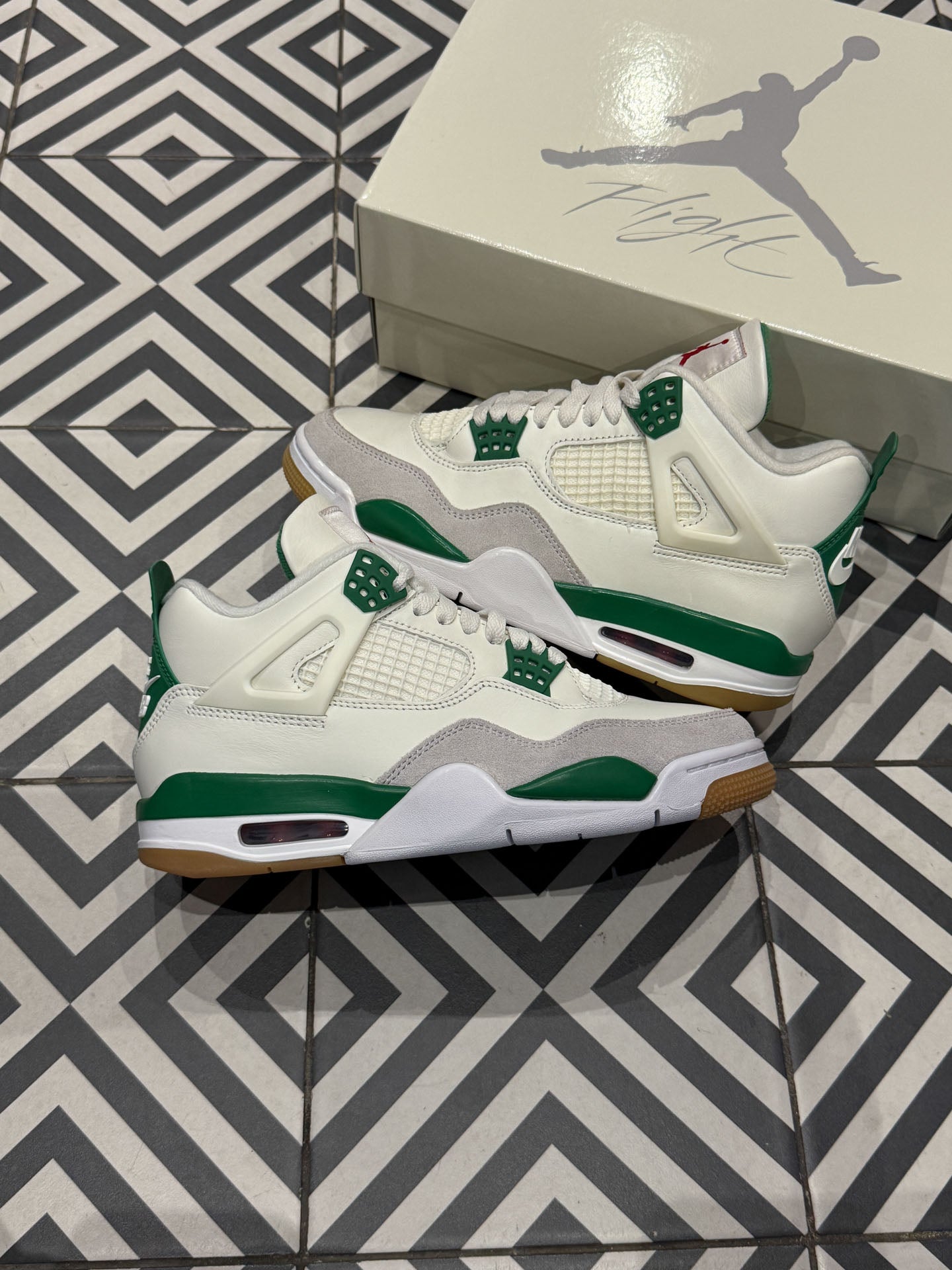 Jordan 4 SB Pine Green (Taille 39)