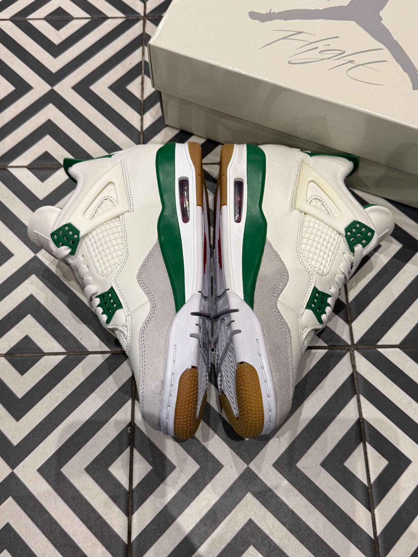 Jordan 4 SB Pine Green (Taille 39)