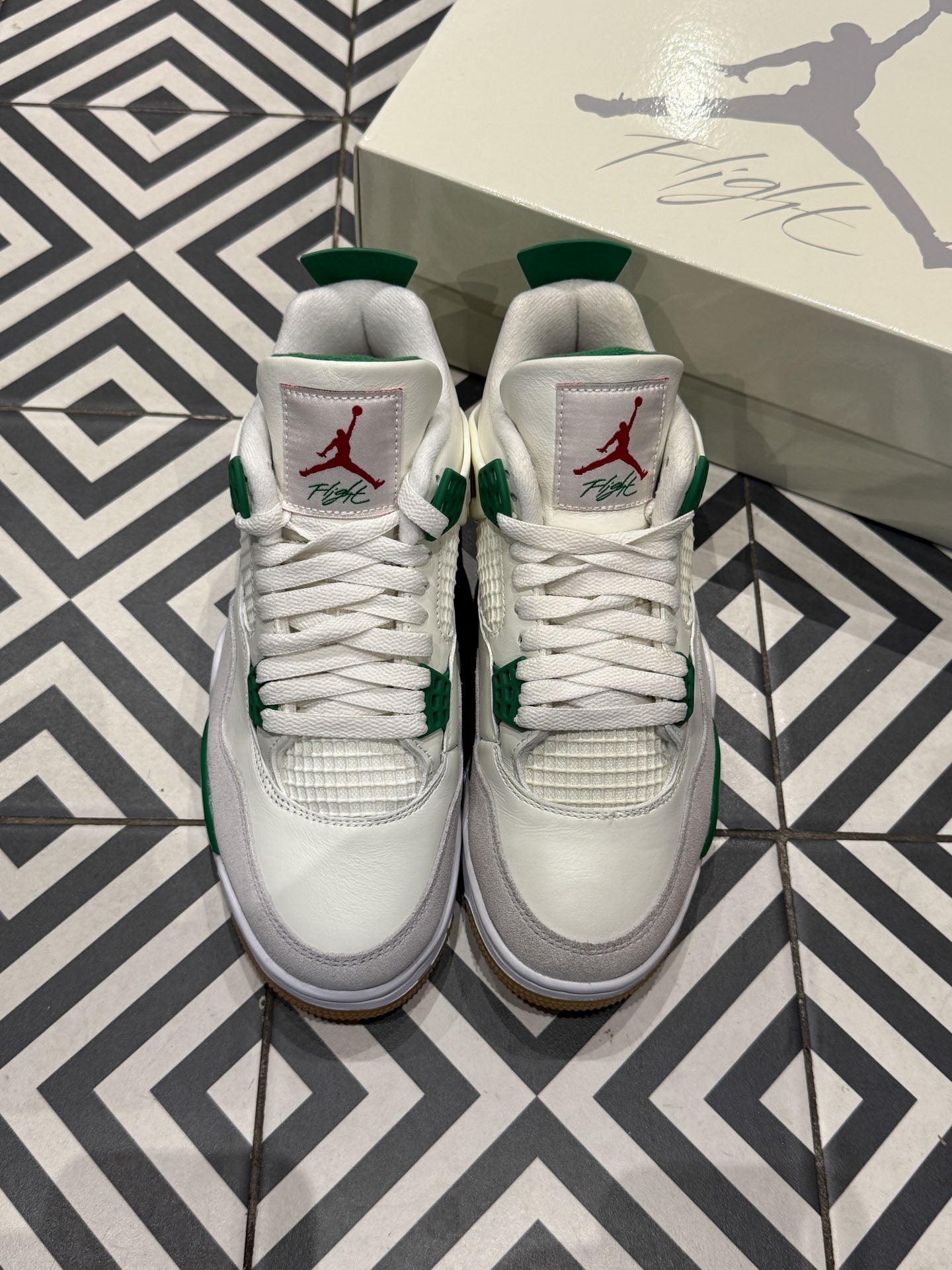 Jordan 4 SB Pine Green (Taille 39)