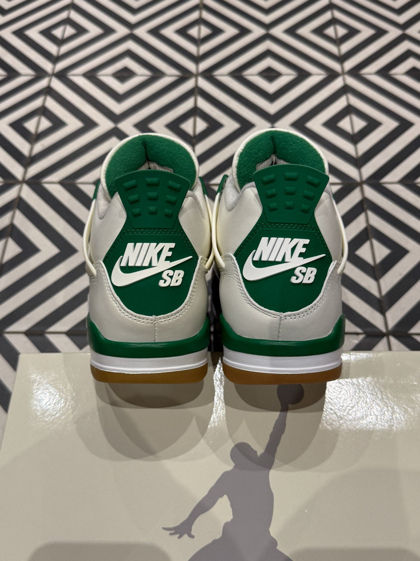 Jordan 4 SB Pine Green (Taille 39)