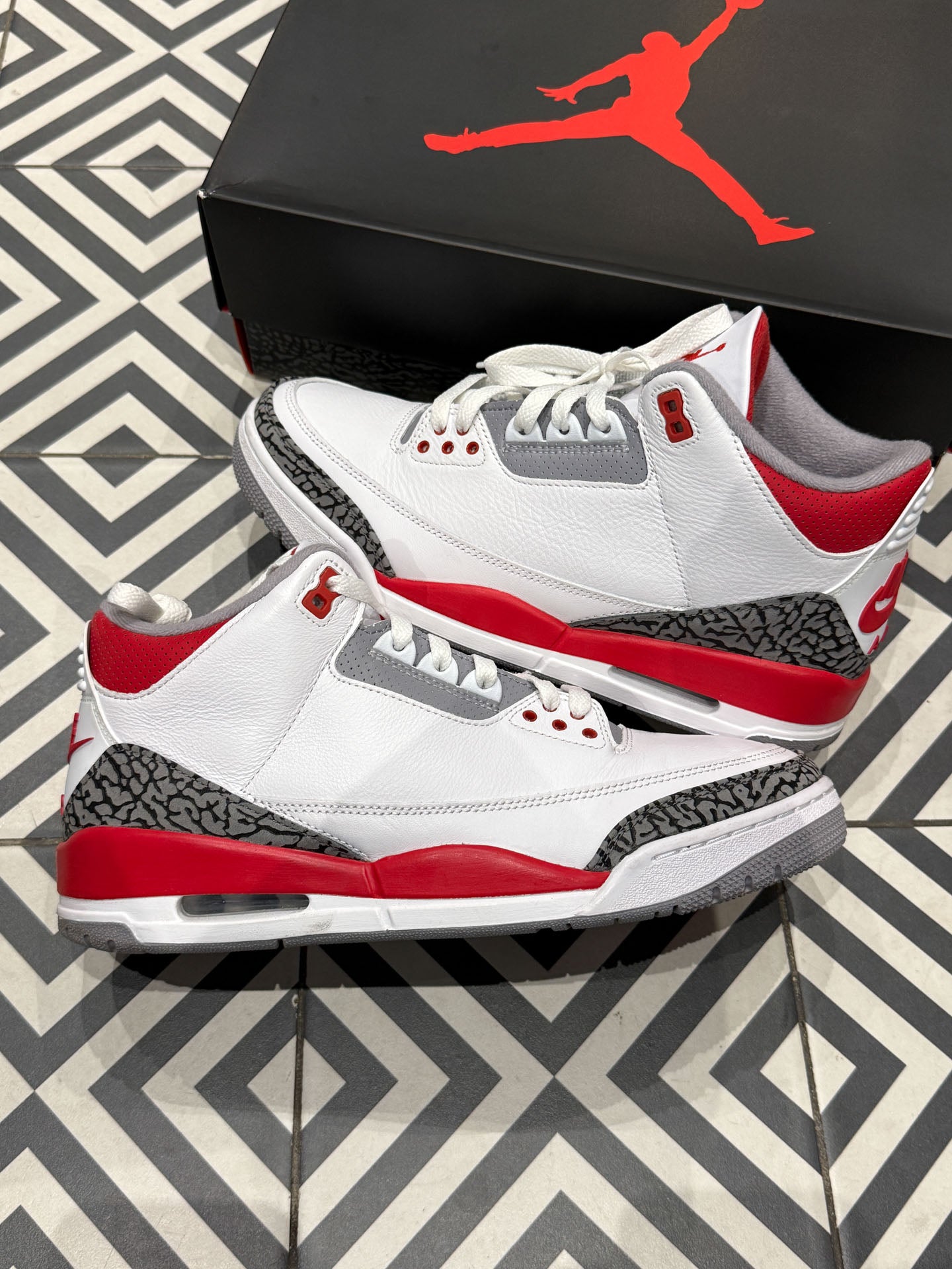 Jordan 3 Fire Red (Taille 44)