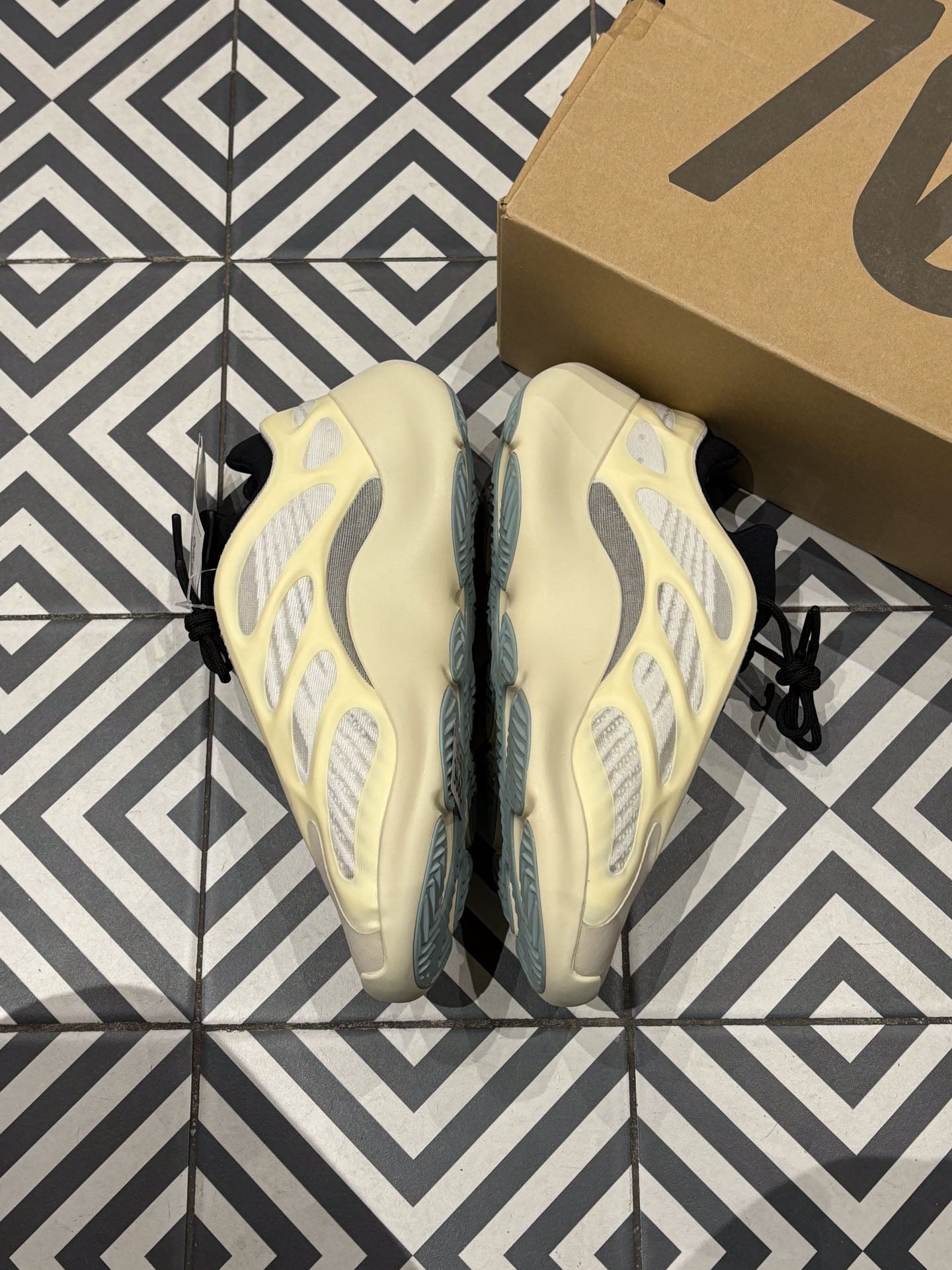 Yeezy 700 Azael (Taille 44,5)