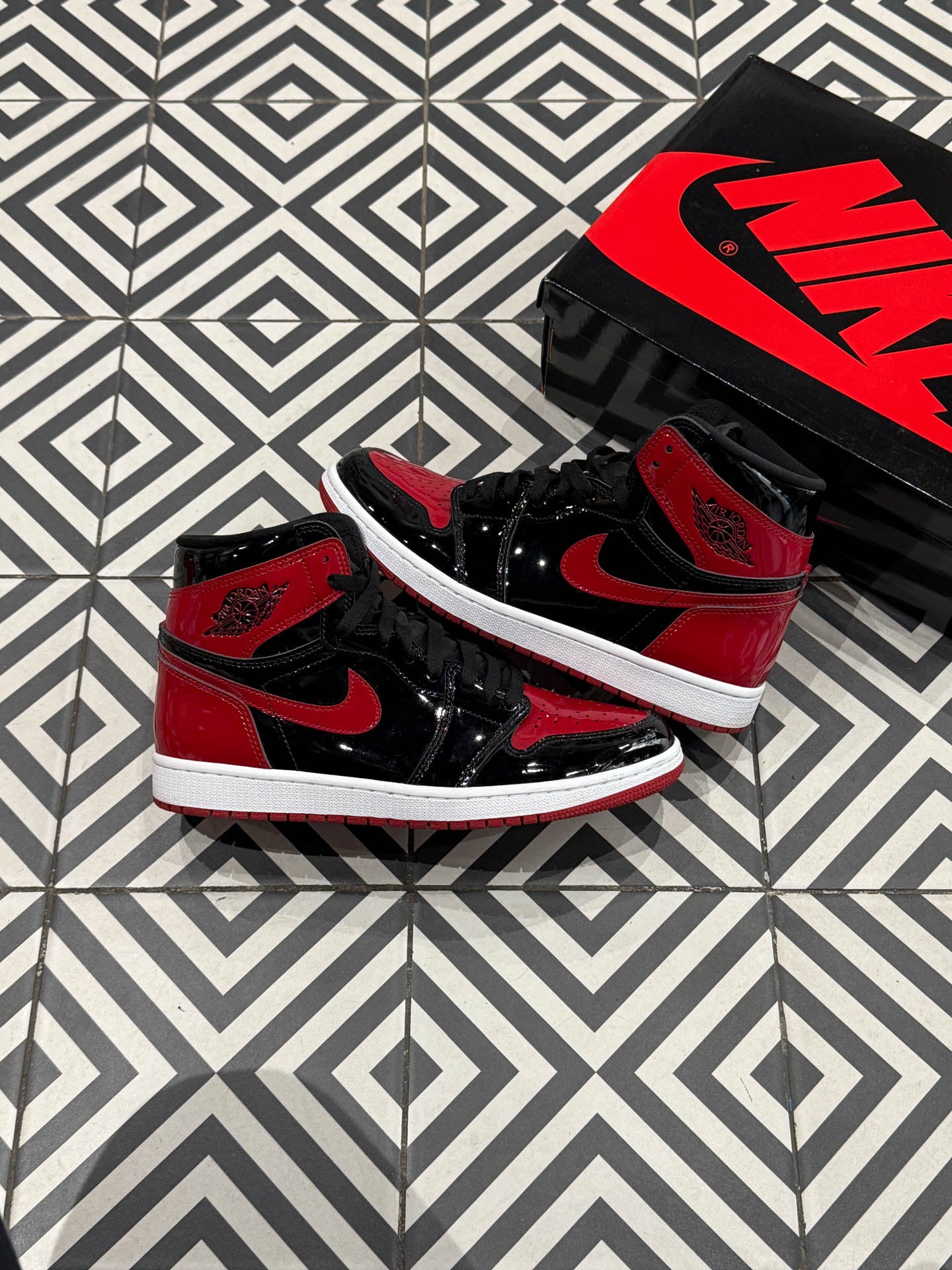 Jordan 1 High Patent Bred (Taille 43)