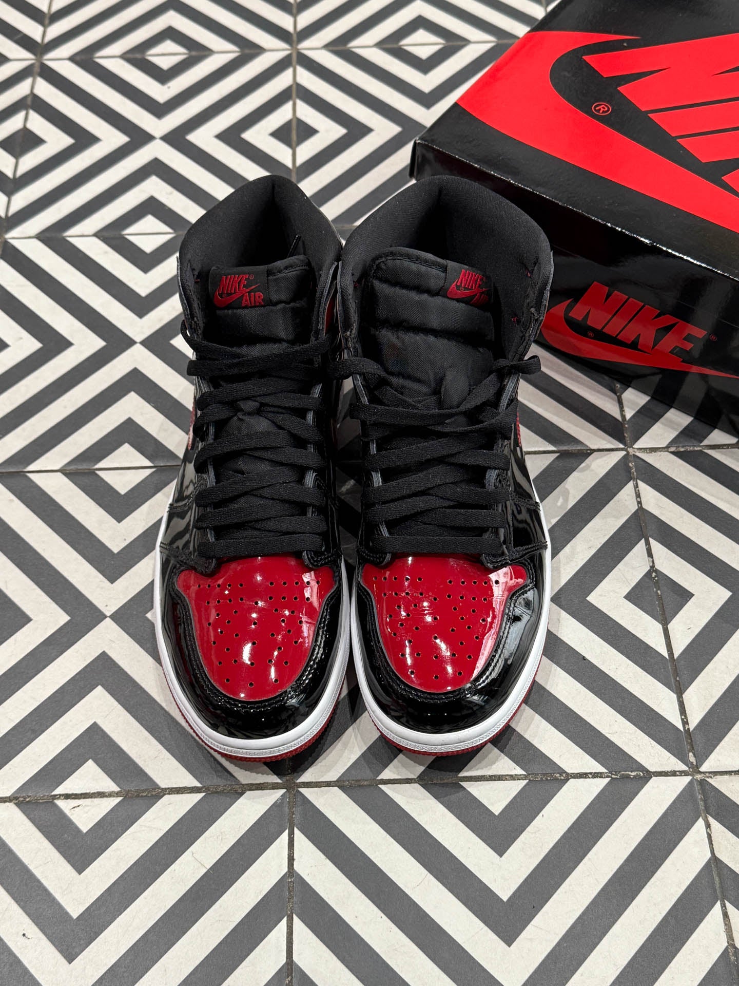 Jordan 1 High Patent Bred (Taille 43)