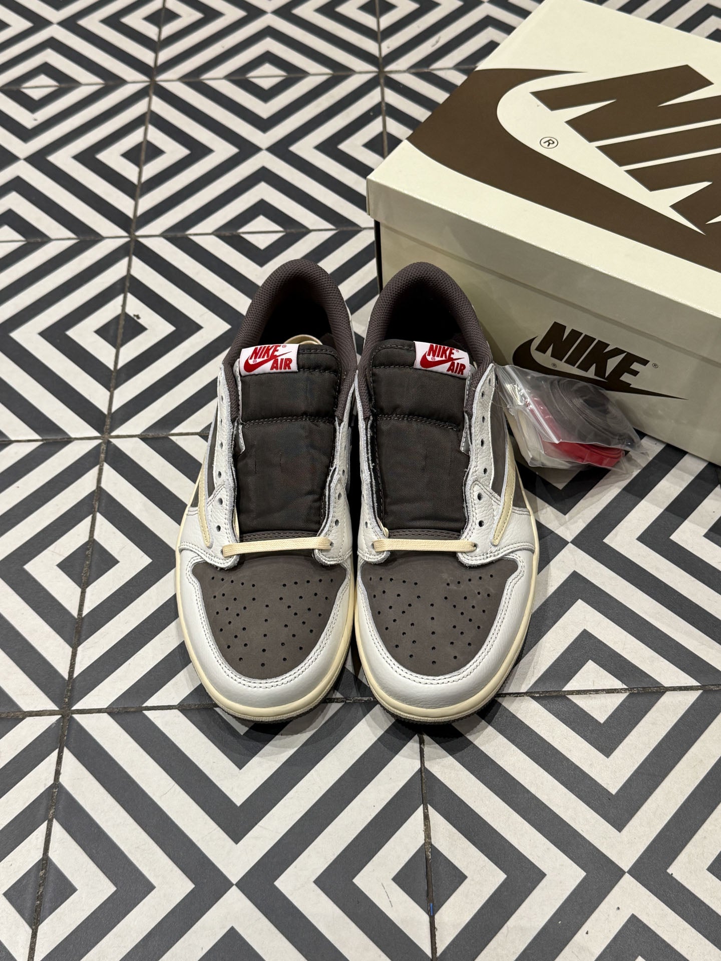 Jordan 1 Low Travis Scott Reverse Mocha (Taille 43)