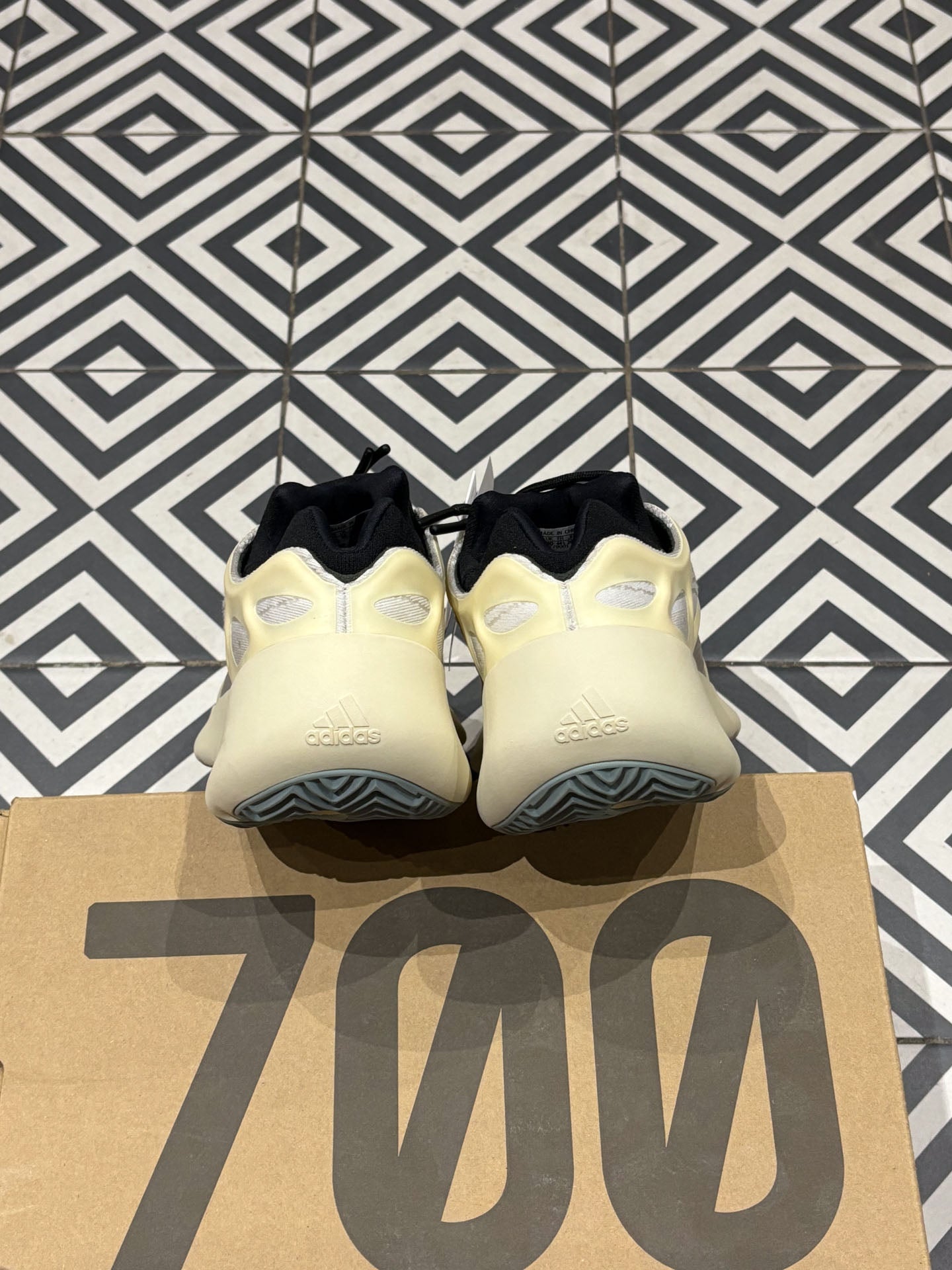 Yeezy 700 Azael (Taille 44,5)