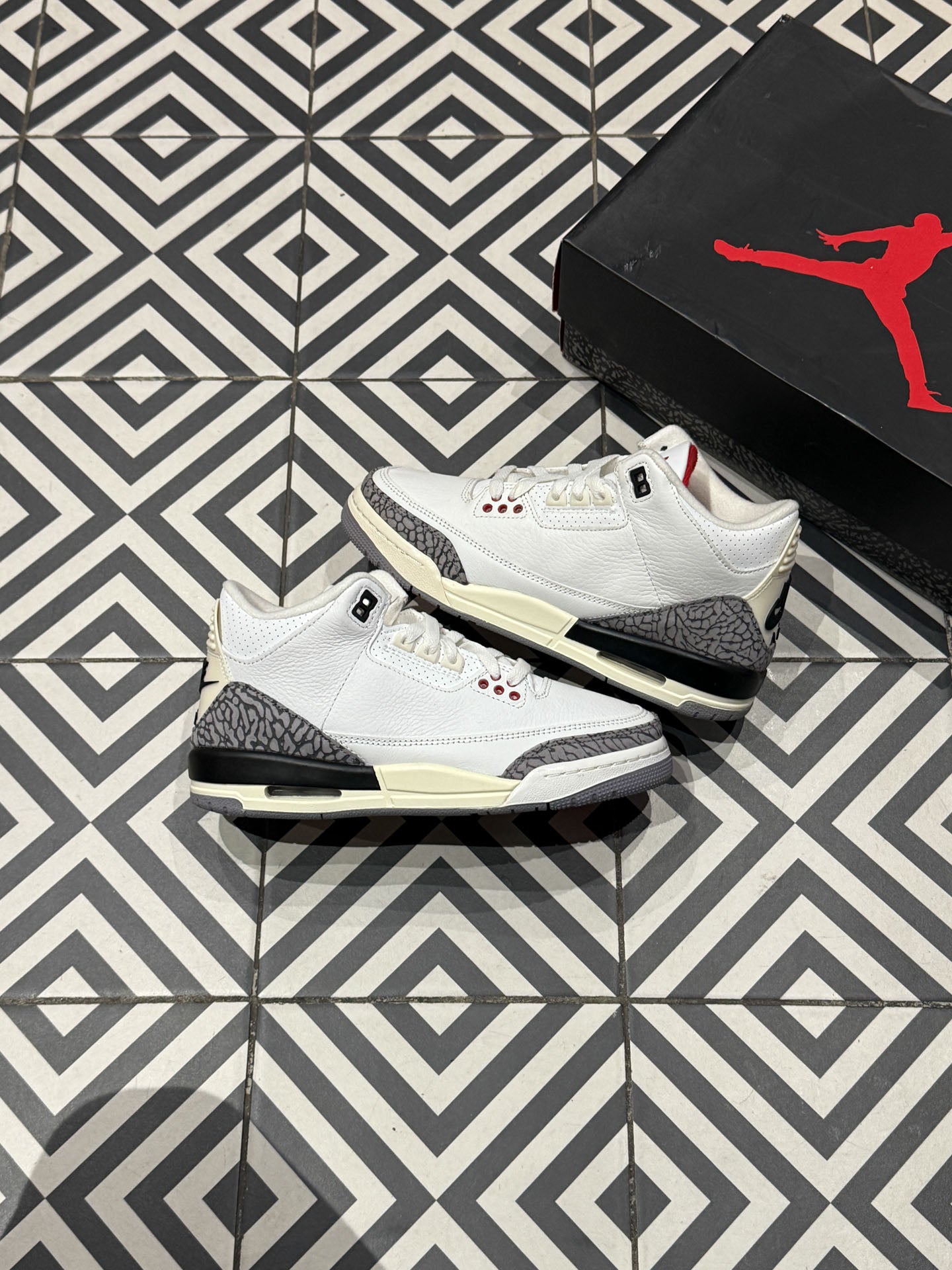 Jordan 3 White Cement Reimagined GS (Taille 38,5)