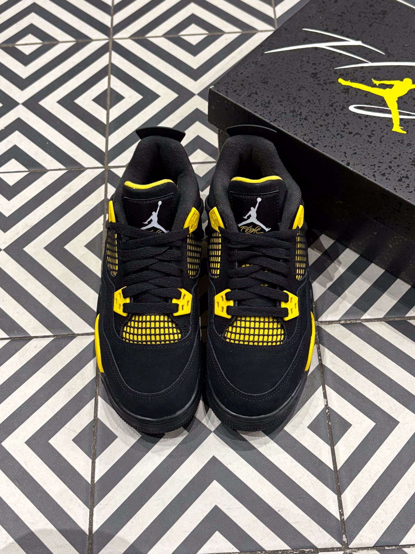 Jordan 4 Thunder GS (Taille 36,5)