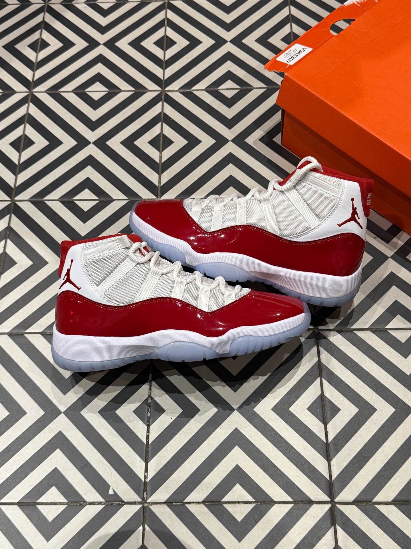 Jordan 11 Cherry (Taille 42,5)