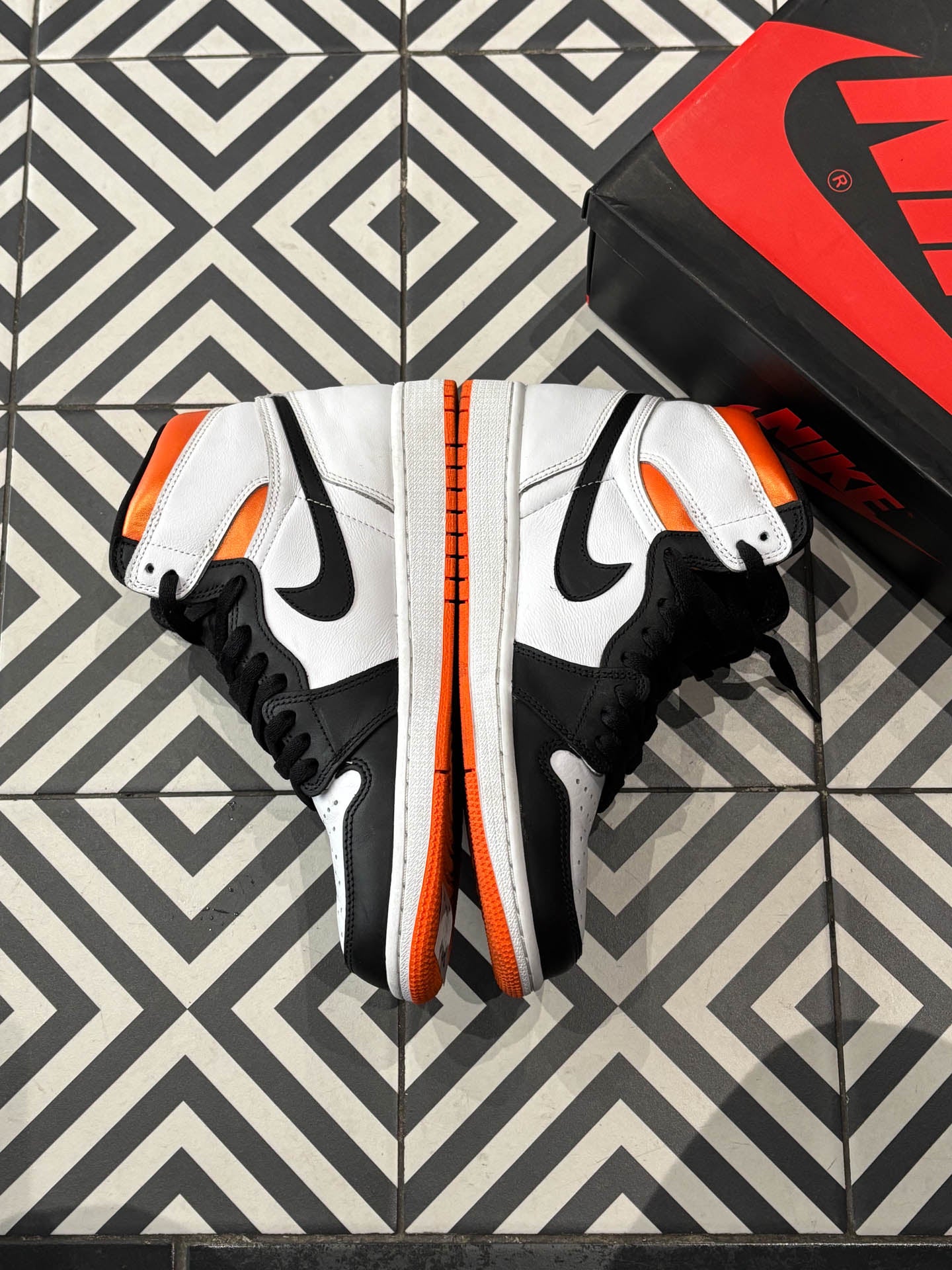 Jordan 1 Electro orange (Taille 43)