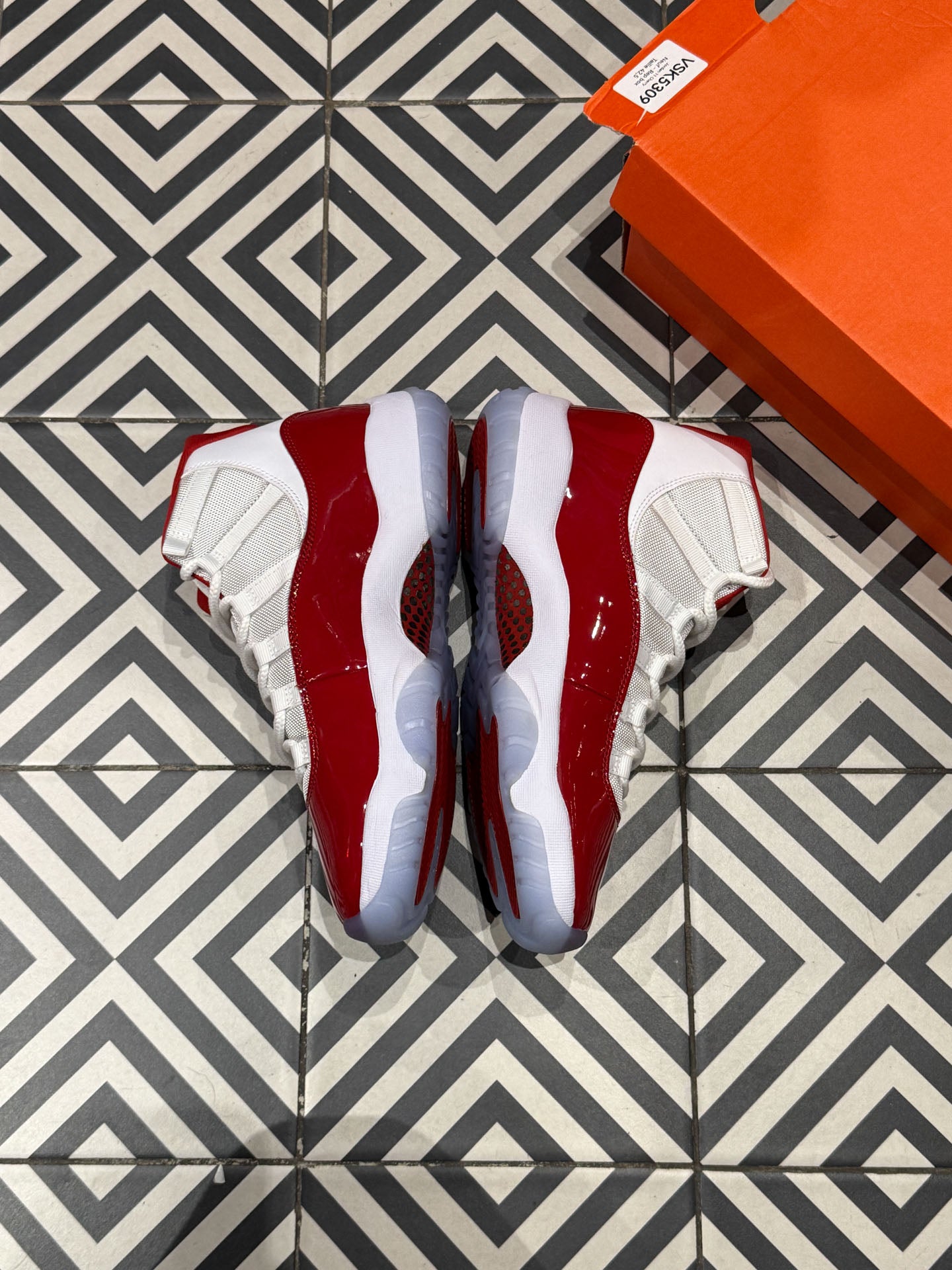 Jordan 11 Cherry (Taille 42,5)