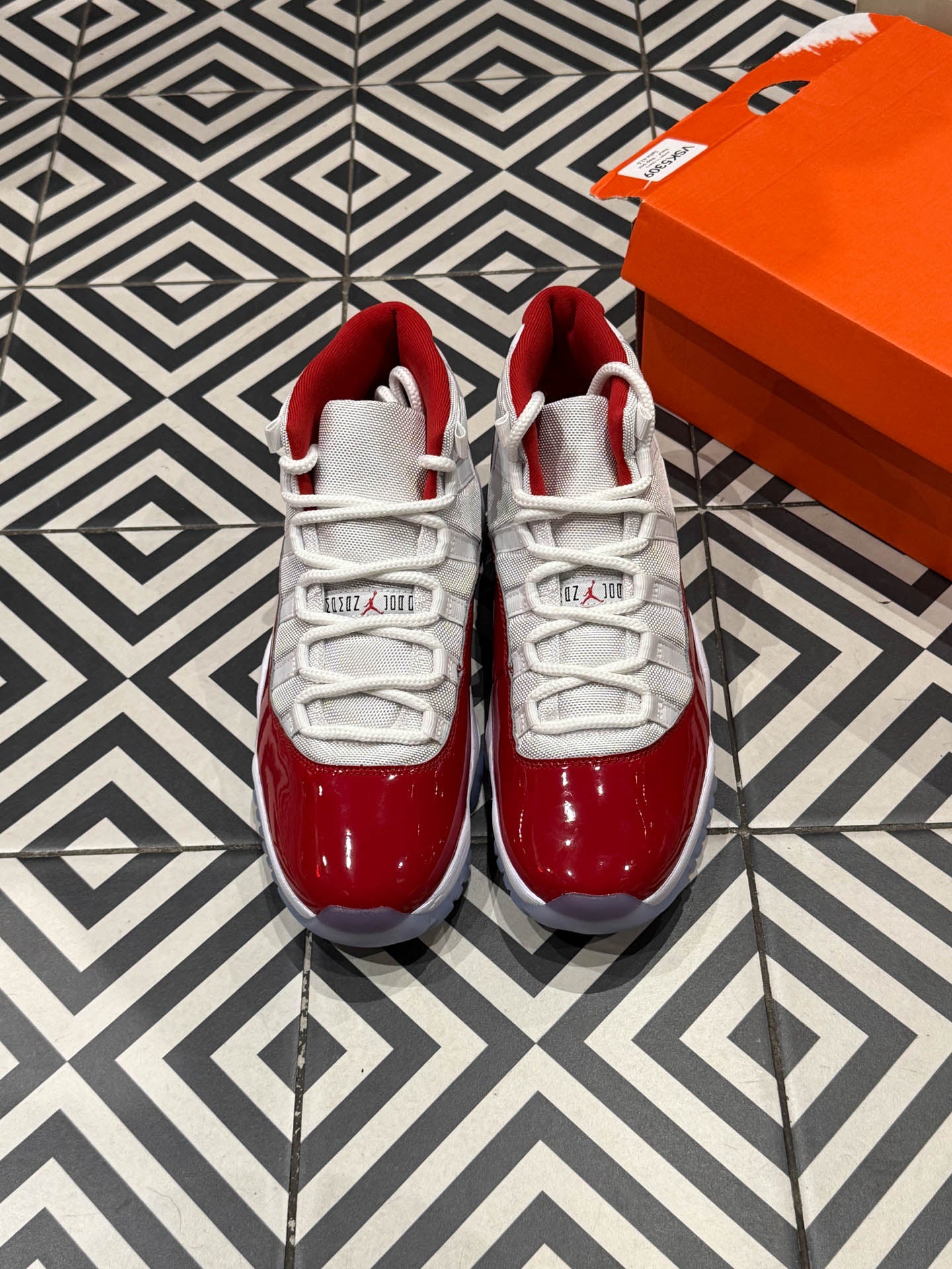 Jordan 11 Cherry (Taille 42,5)