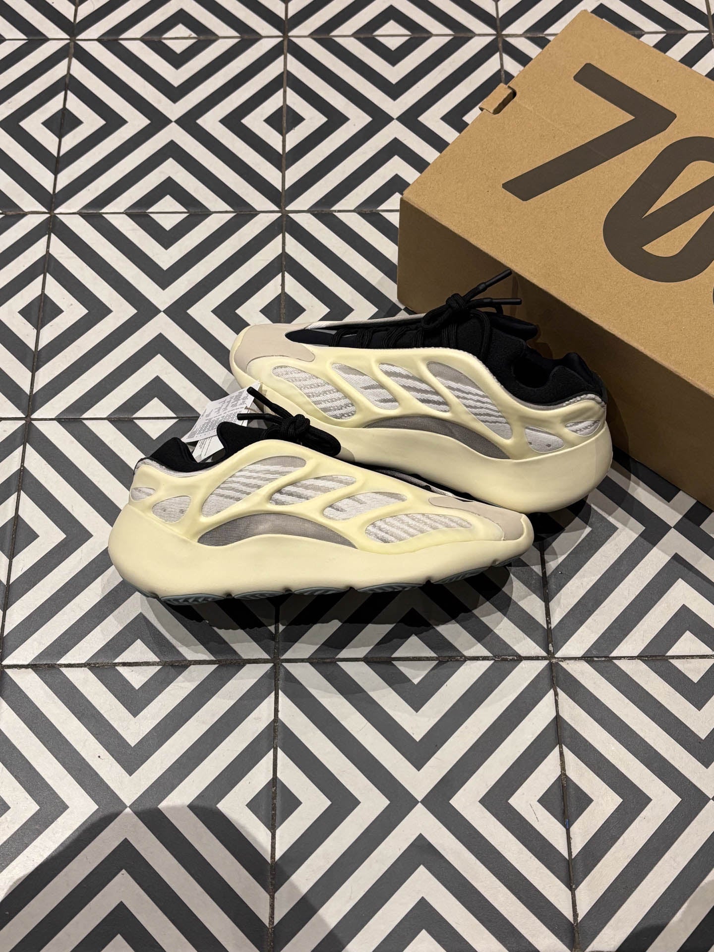 Yeezy 700 V3 Azael (Taille 43)