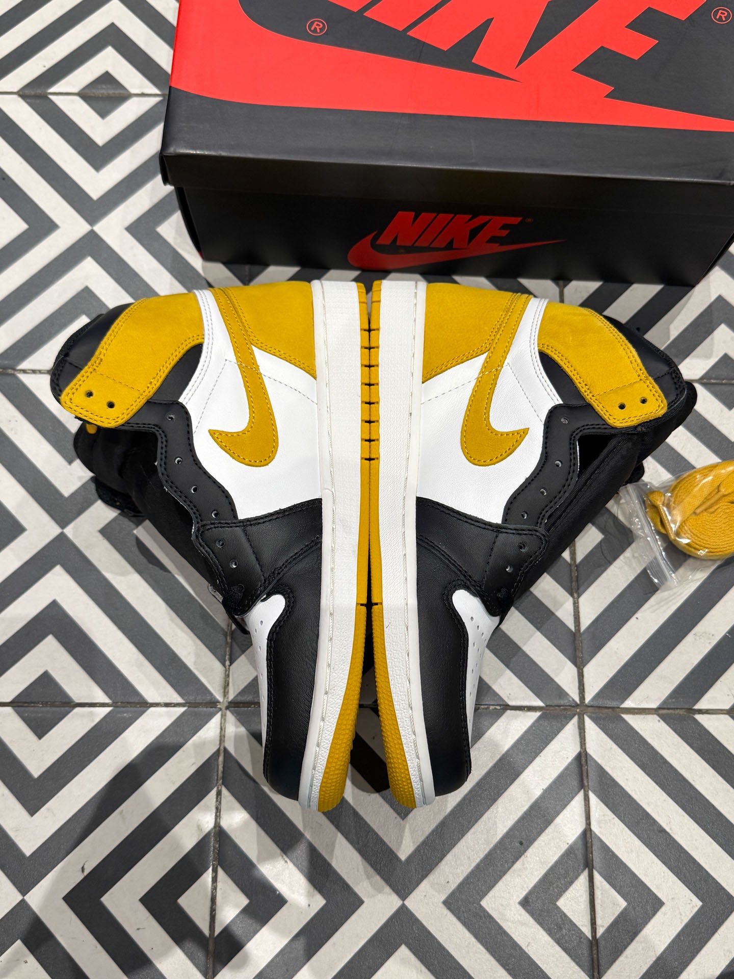 Jordan 1 High Yellow Ochre (Taille 43)