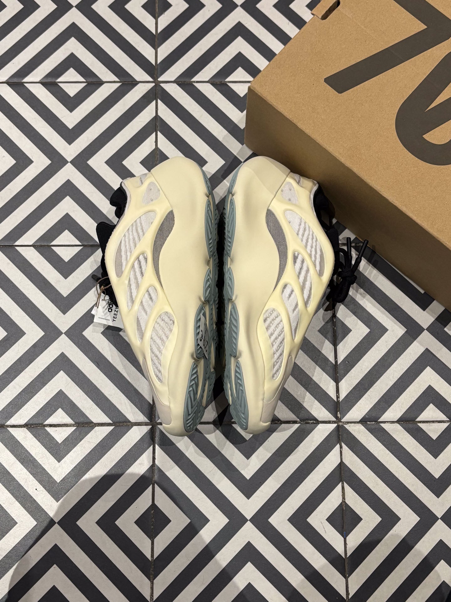 Yeezy 700 V3 Azael (Taille 43)