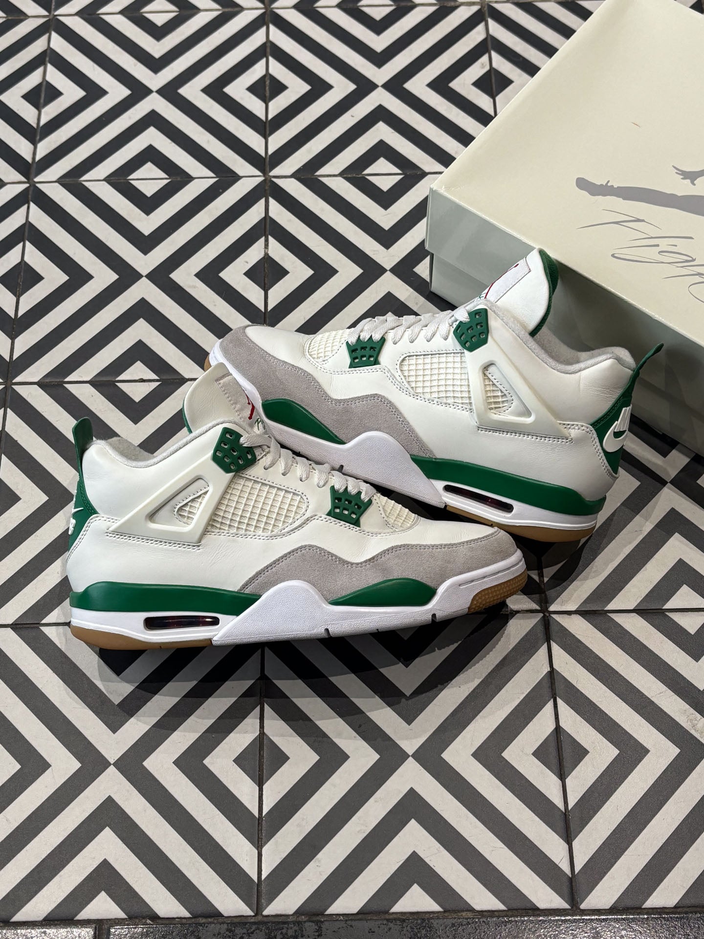 Jordan 4 SB pine Green (Taille 45)