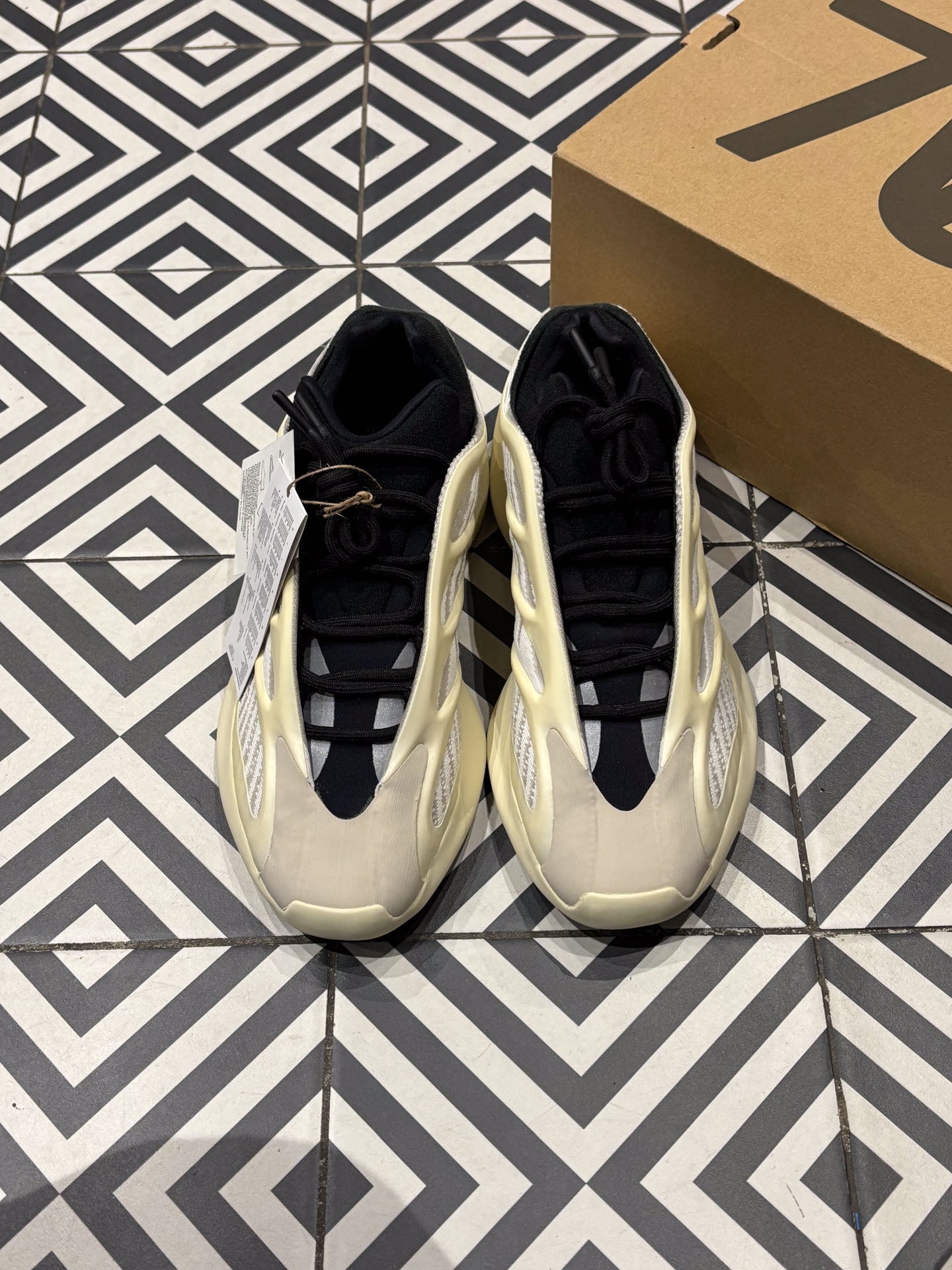 Yeezy 700 V3 Azael (Taille 43)