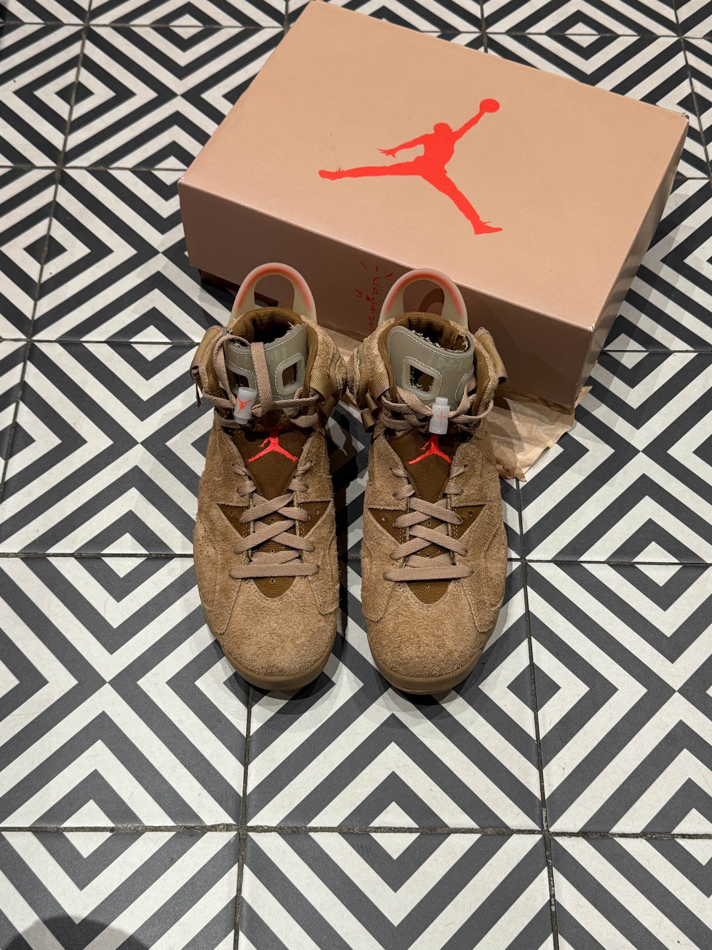 Jordan 6 Travis Scott British Kaki (Taille 40,5)