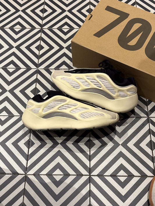 Yeezy 700 V3 Azael (Taille 45)