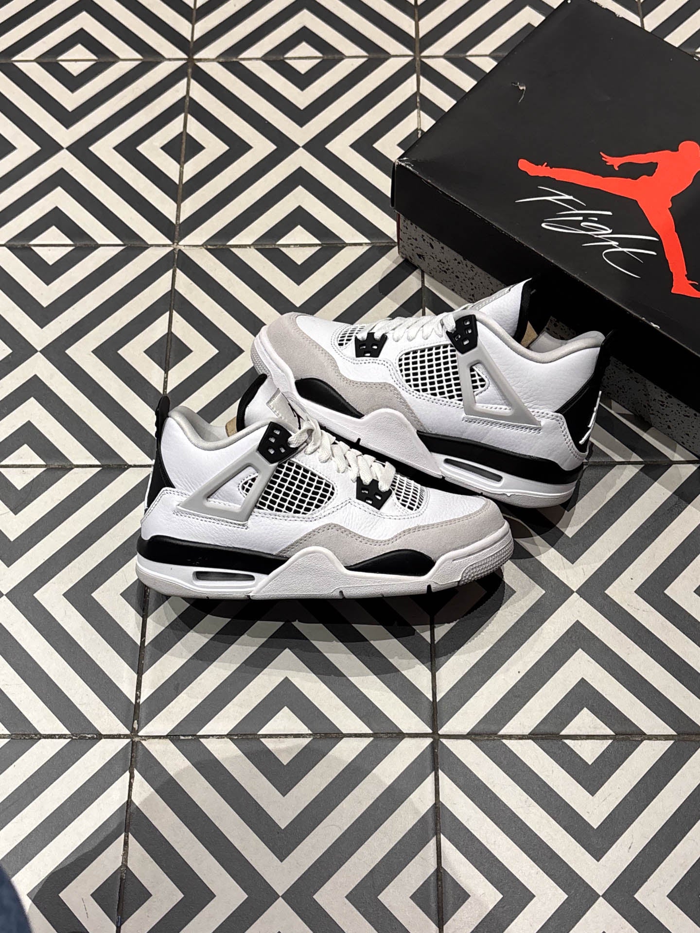 Jordan 4 Military Black GS (Taille 37,5)