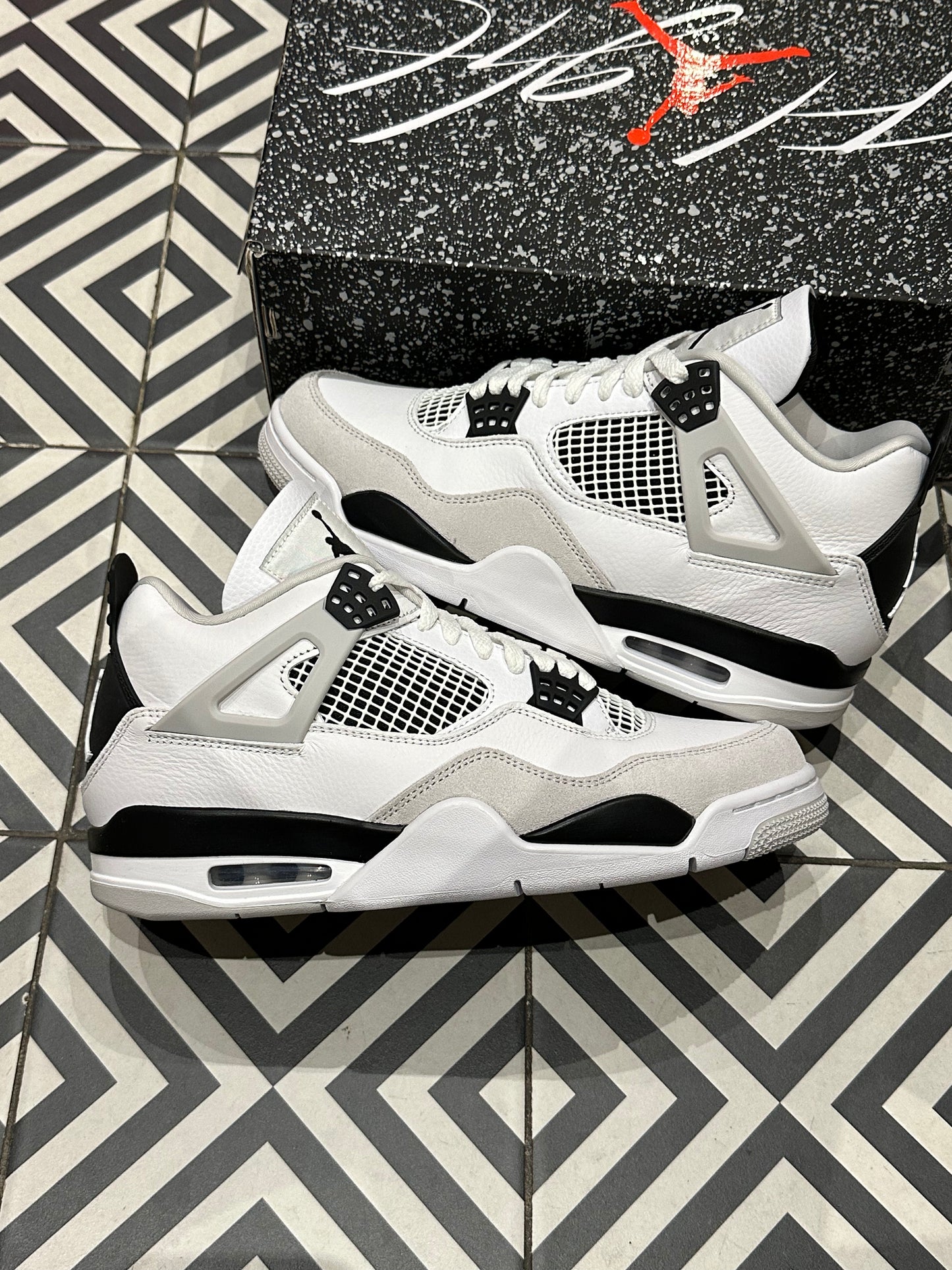 Jordan 4 Military Black (Taille 42,5)