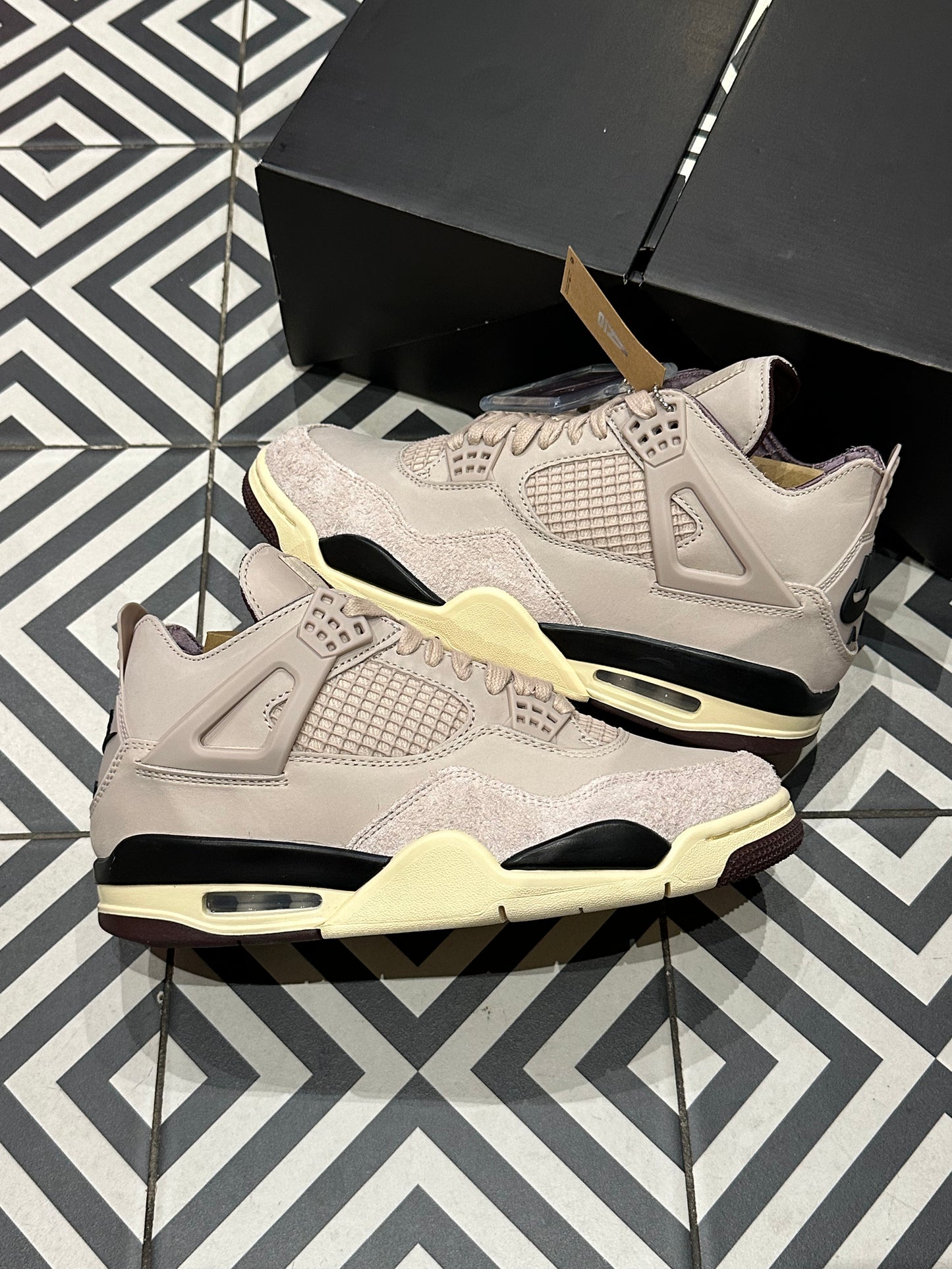 Jordan 4 A Ma Maniere Phantom (Taille 39)