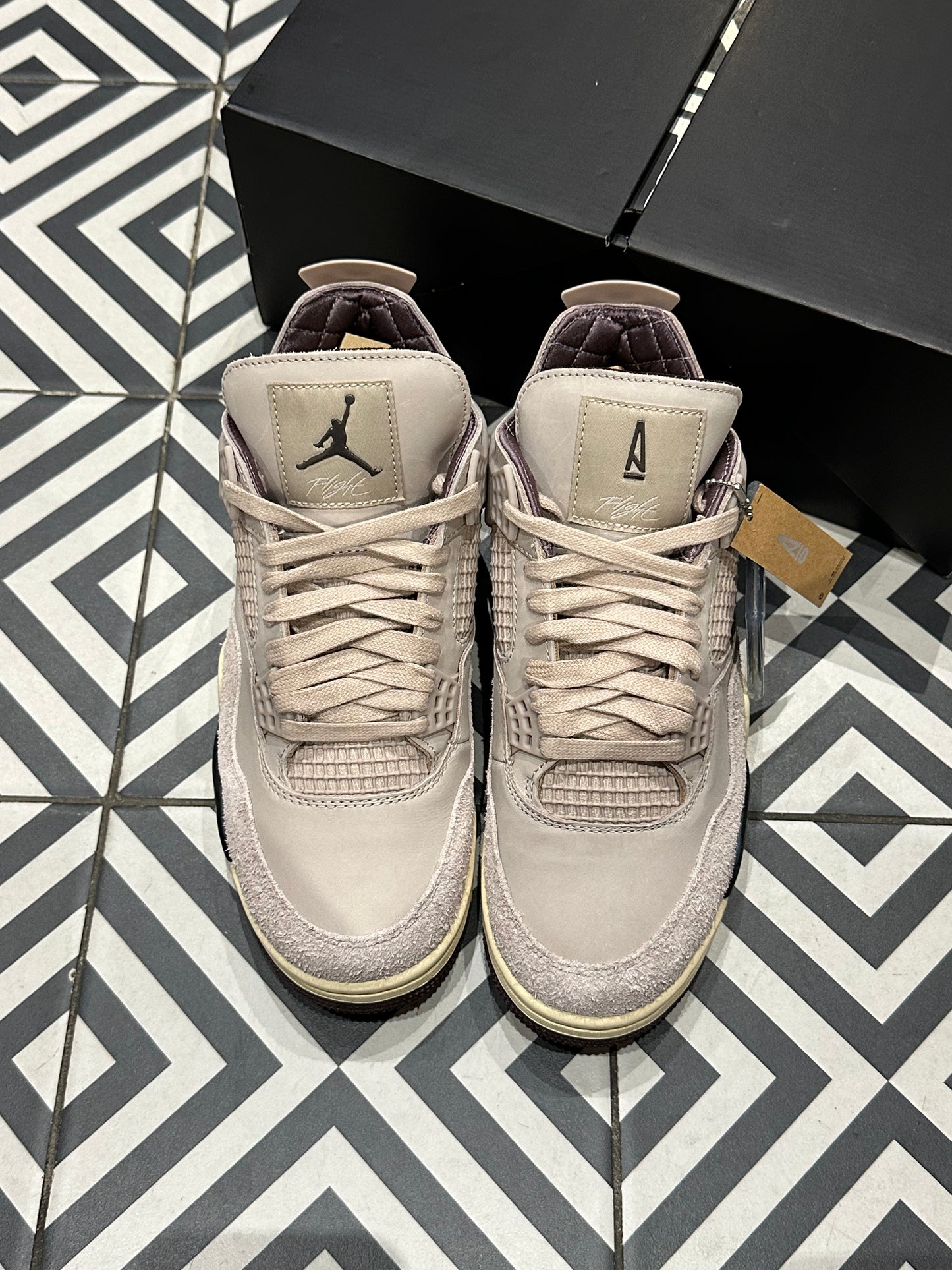 Jordan 4 A Ma Maniere Phantom (Taille 39)