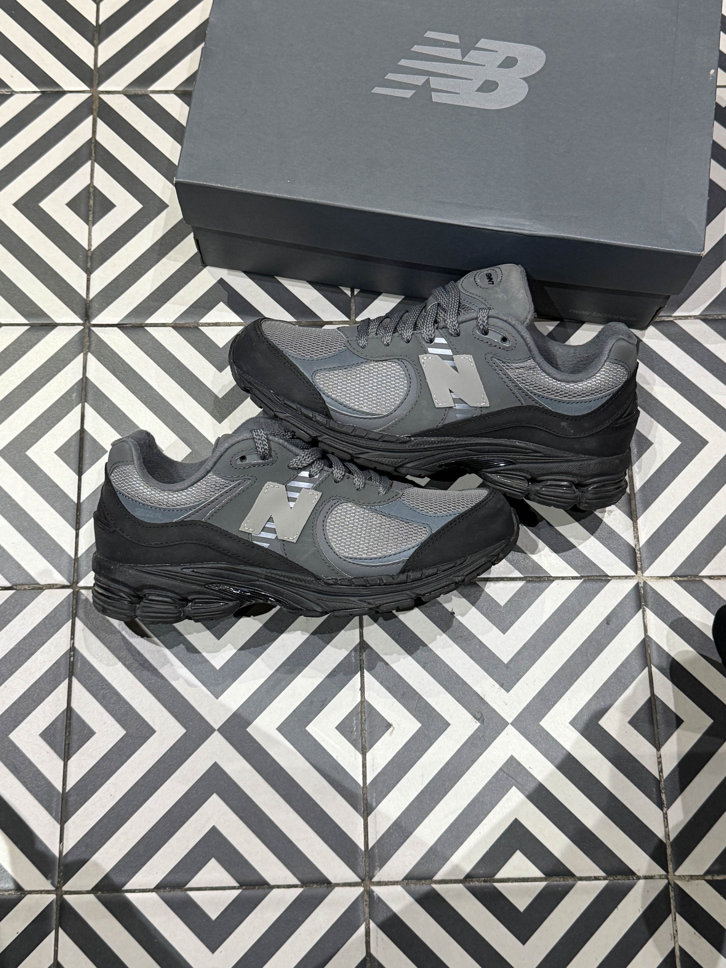 New Balance 2002R The Basement Friends And Family (Taille 41,5)