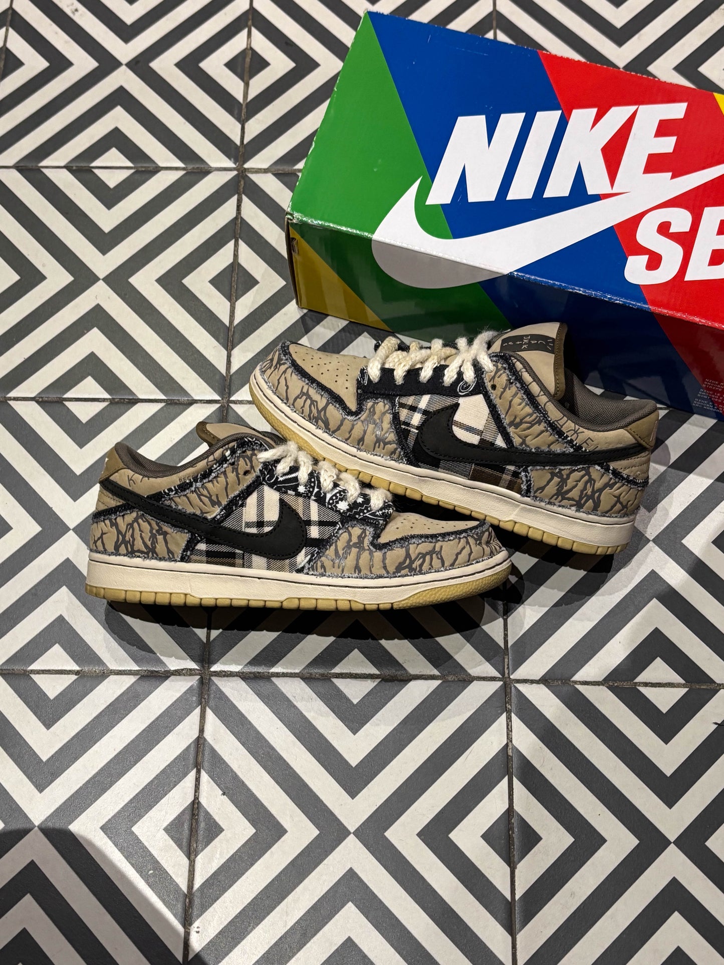 Dunk SB Travis Scott (Decoupee) (Taille 40,5)