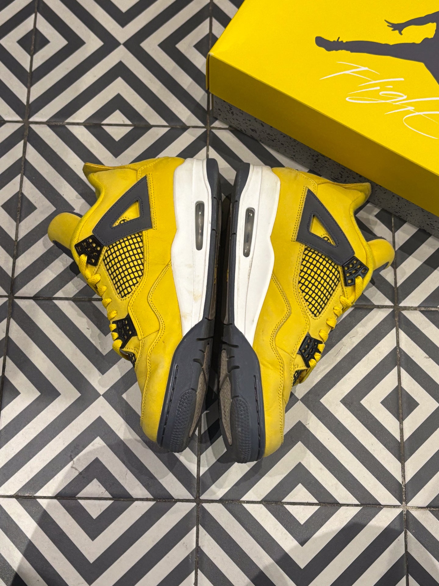 JORDAN 4 Lightning (Taille 44)