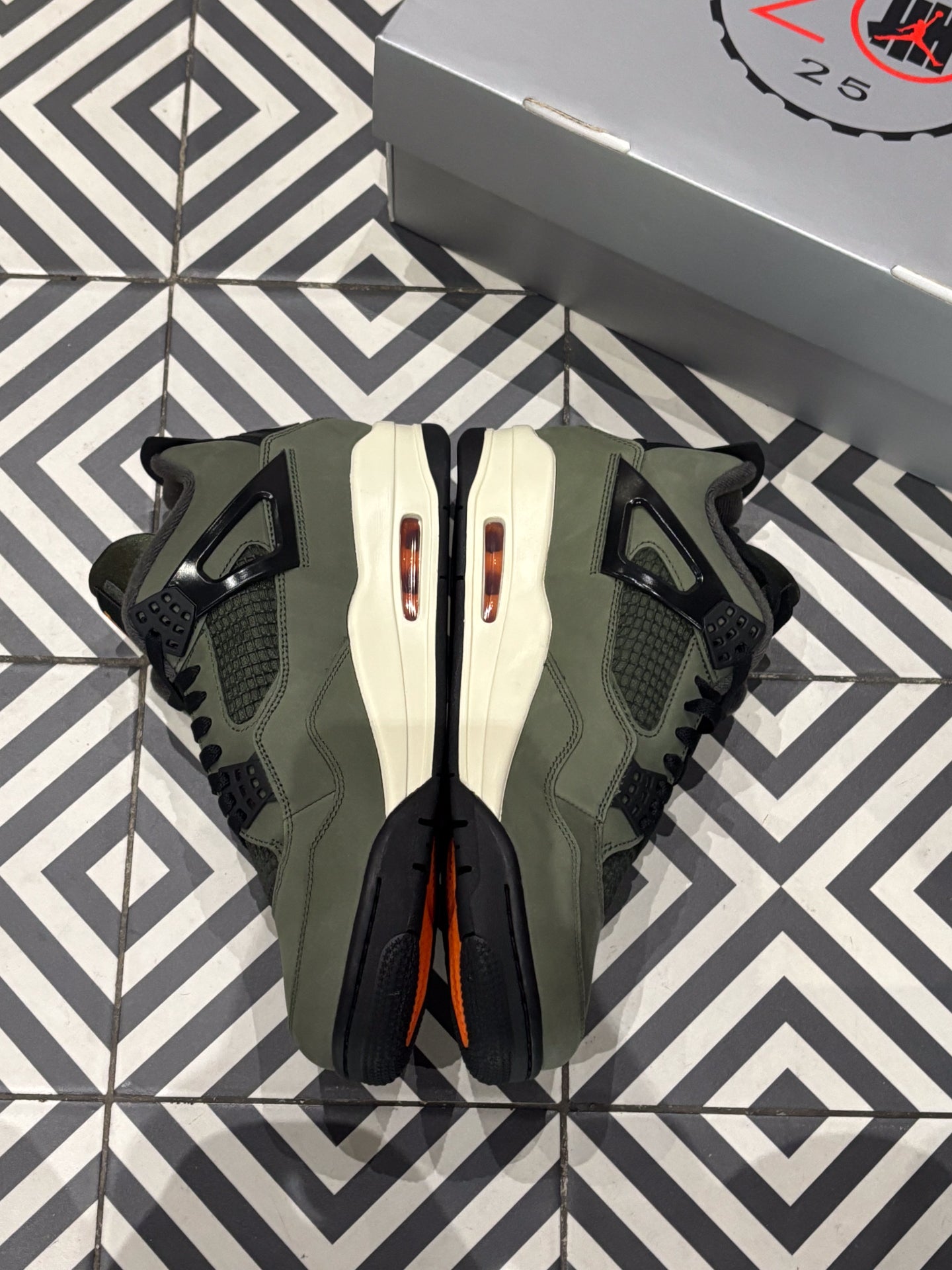 Jordan 4 Undefeated (44,5)