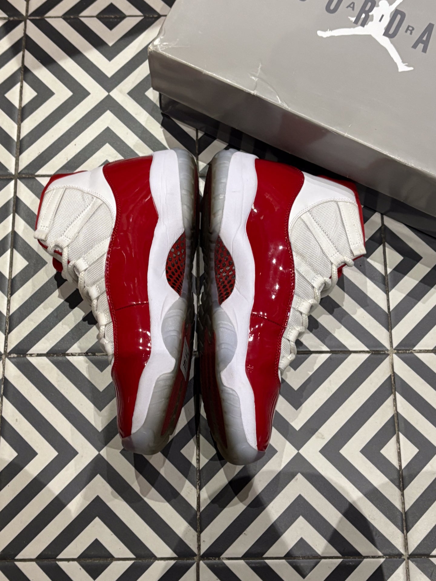 Jordan 11 Cherry (Taille 45,5)