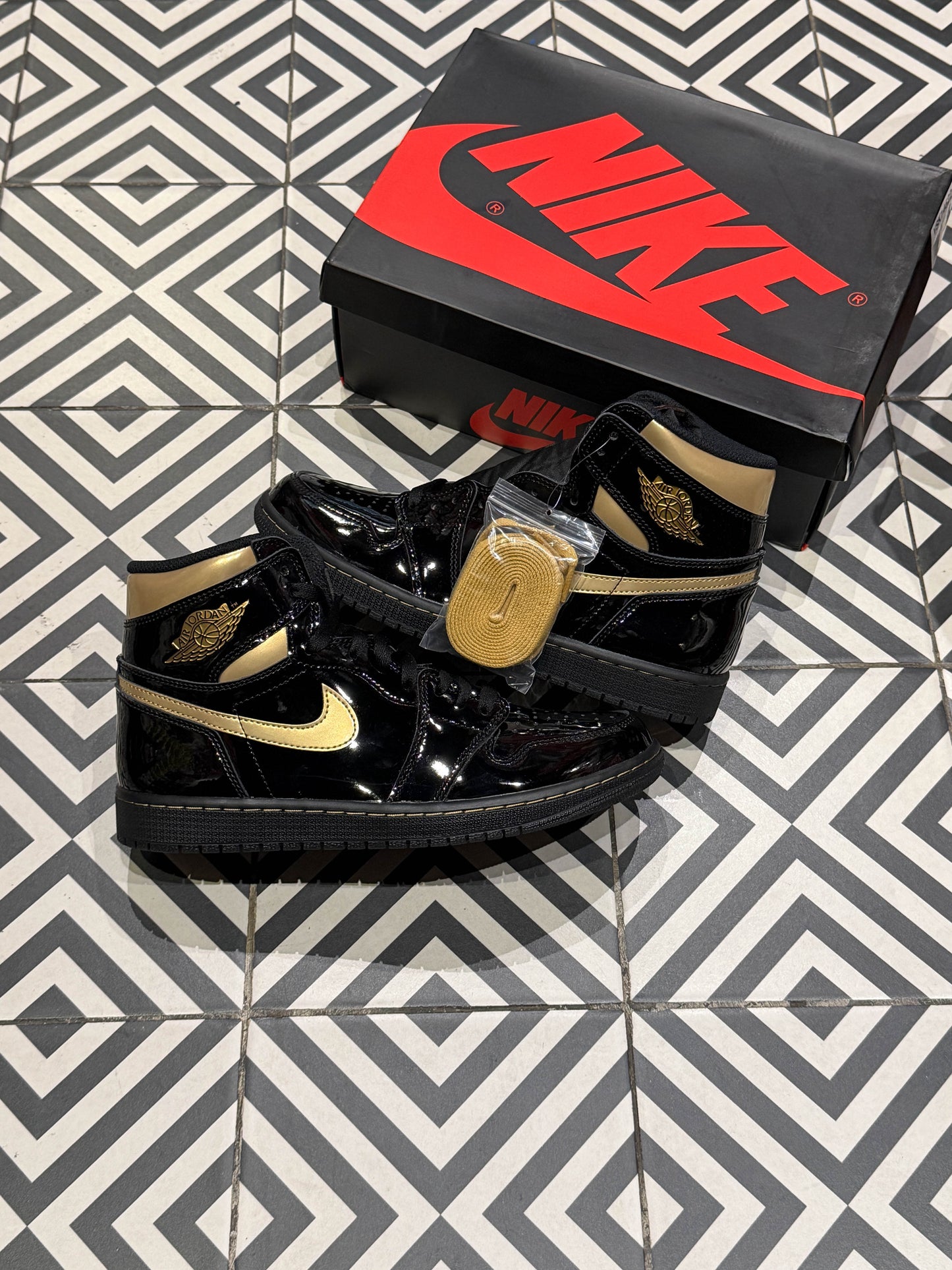 Jordan 1 High Metallic Gold (Taille 43)