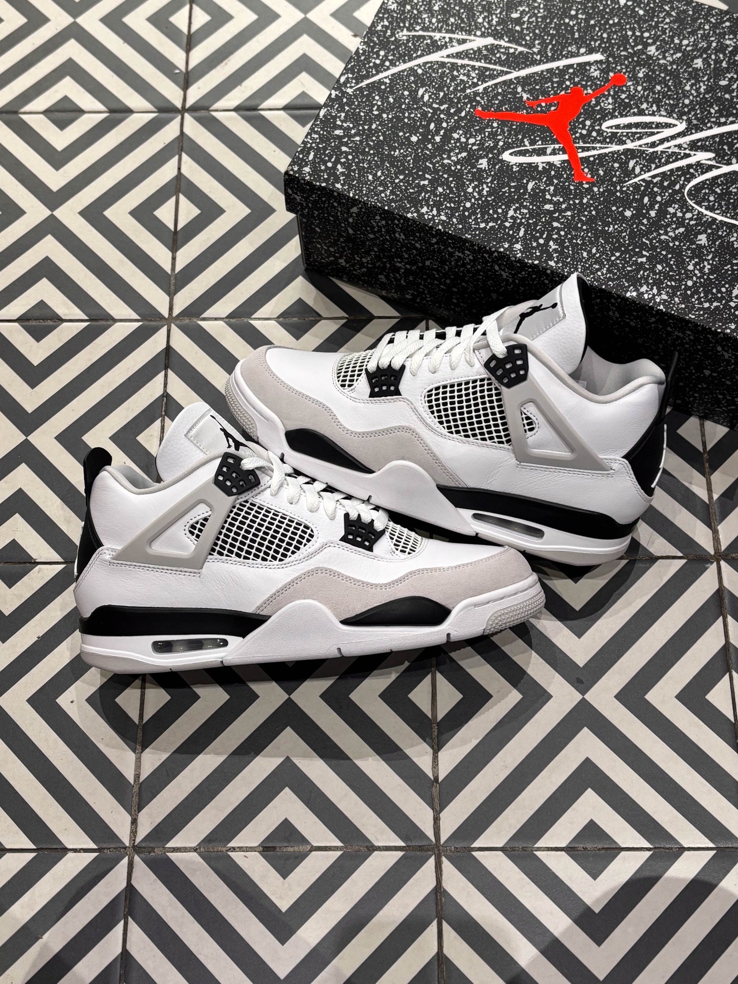Jordan 4 Military Black (Taille 45)