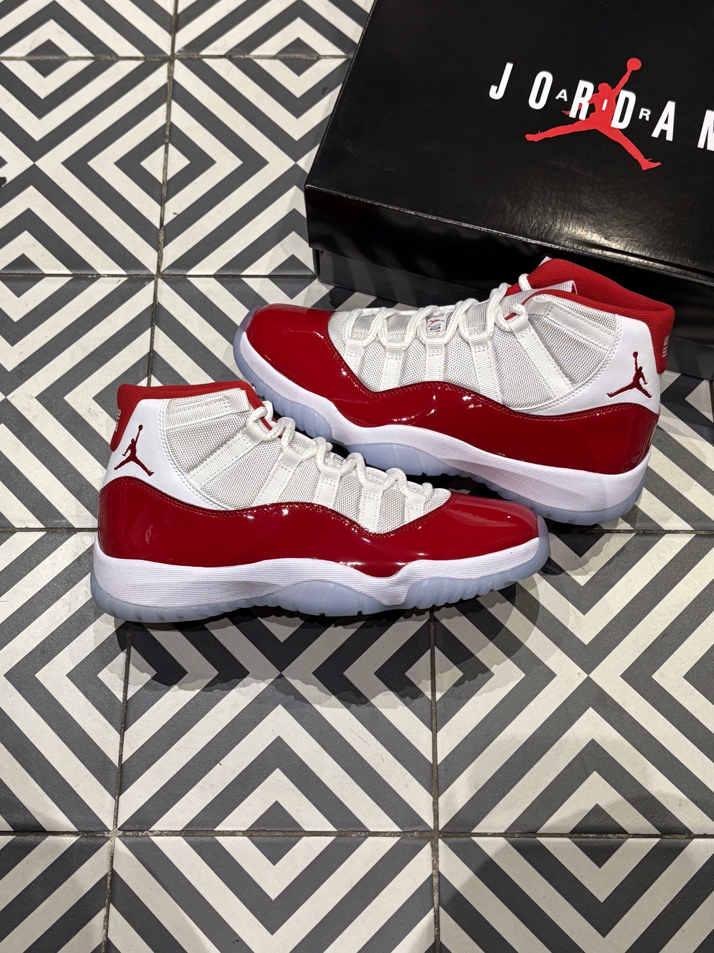 Jordan 11 Cherry (Taille 42,5)