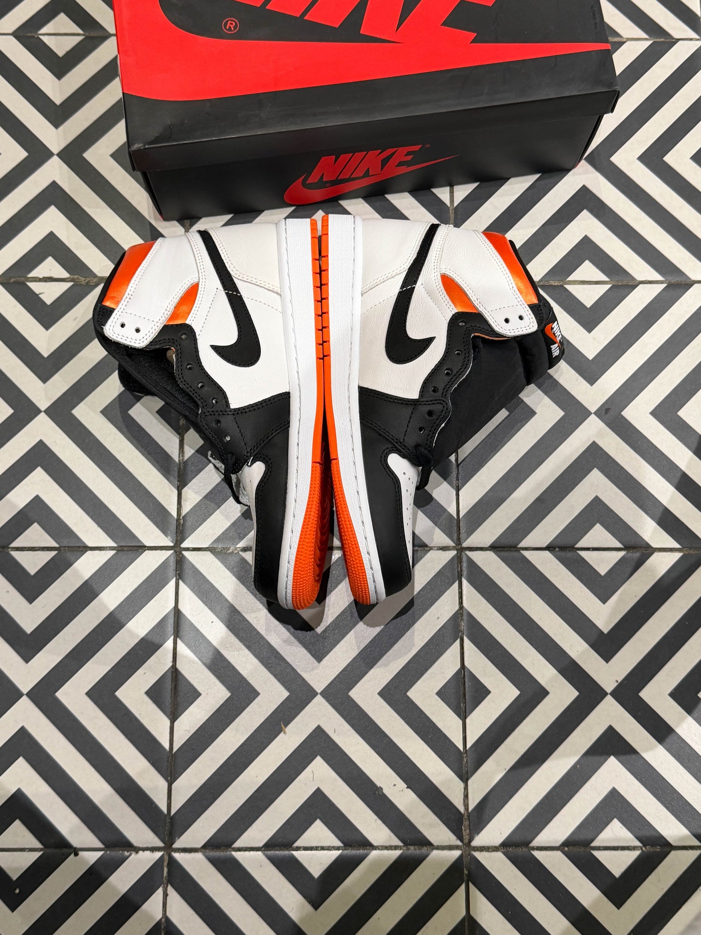 Jordan 1 Electro orange (Taille 41)