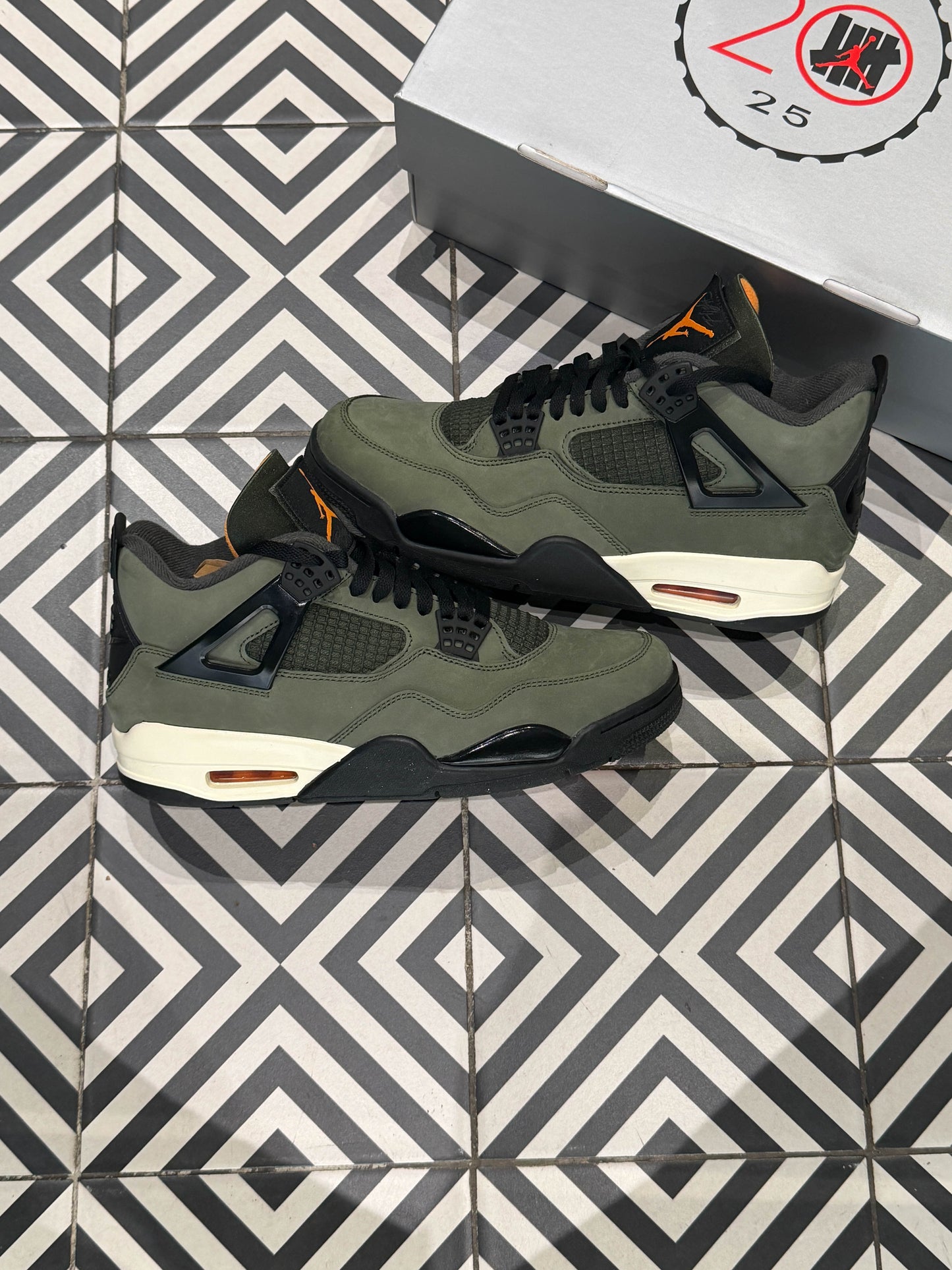 Jordan 4 Undefeated (Taille 43)
