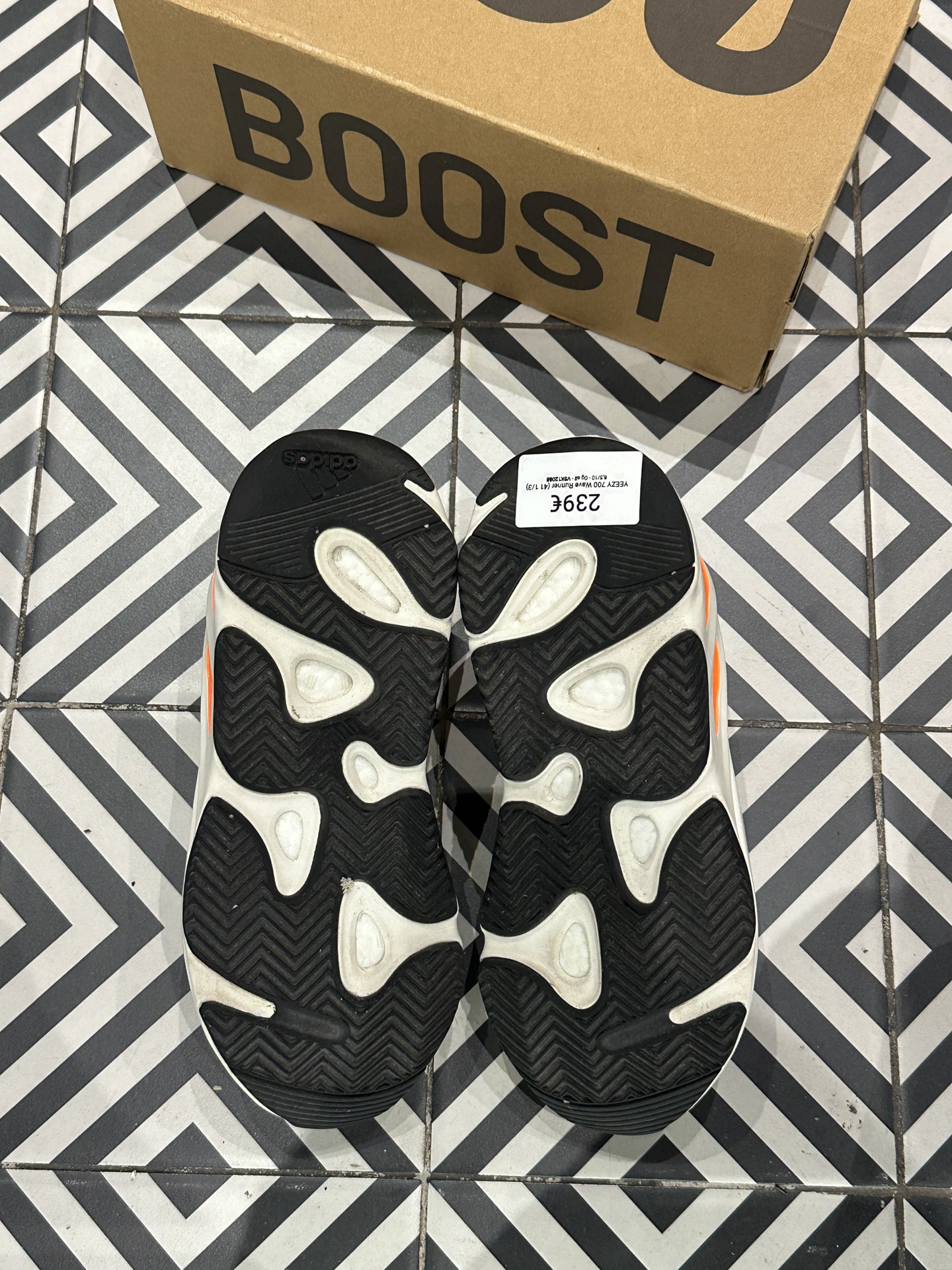 YEEZY 700 Wave Runner (41 1/3)